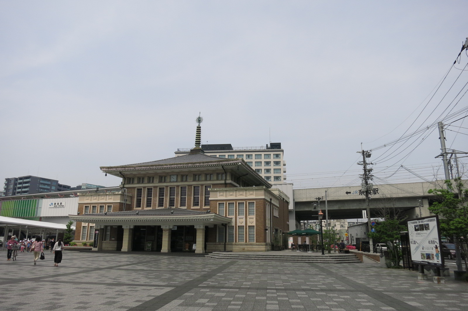 JR奈良駅観光案内所は、JR奈良駅旧駅舎の1部を利用した建物とのこと。趣があり、一見の価値ありです。
