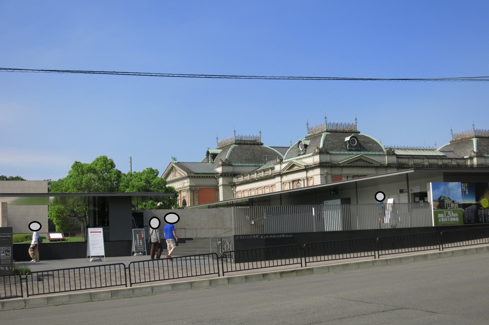 帰りもバスで。三十三間堂の向かいは、美しい外観の京都国立博物館が見えます。
