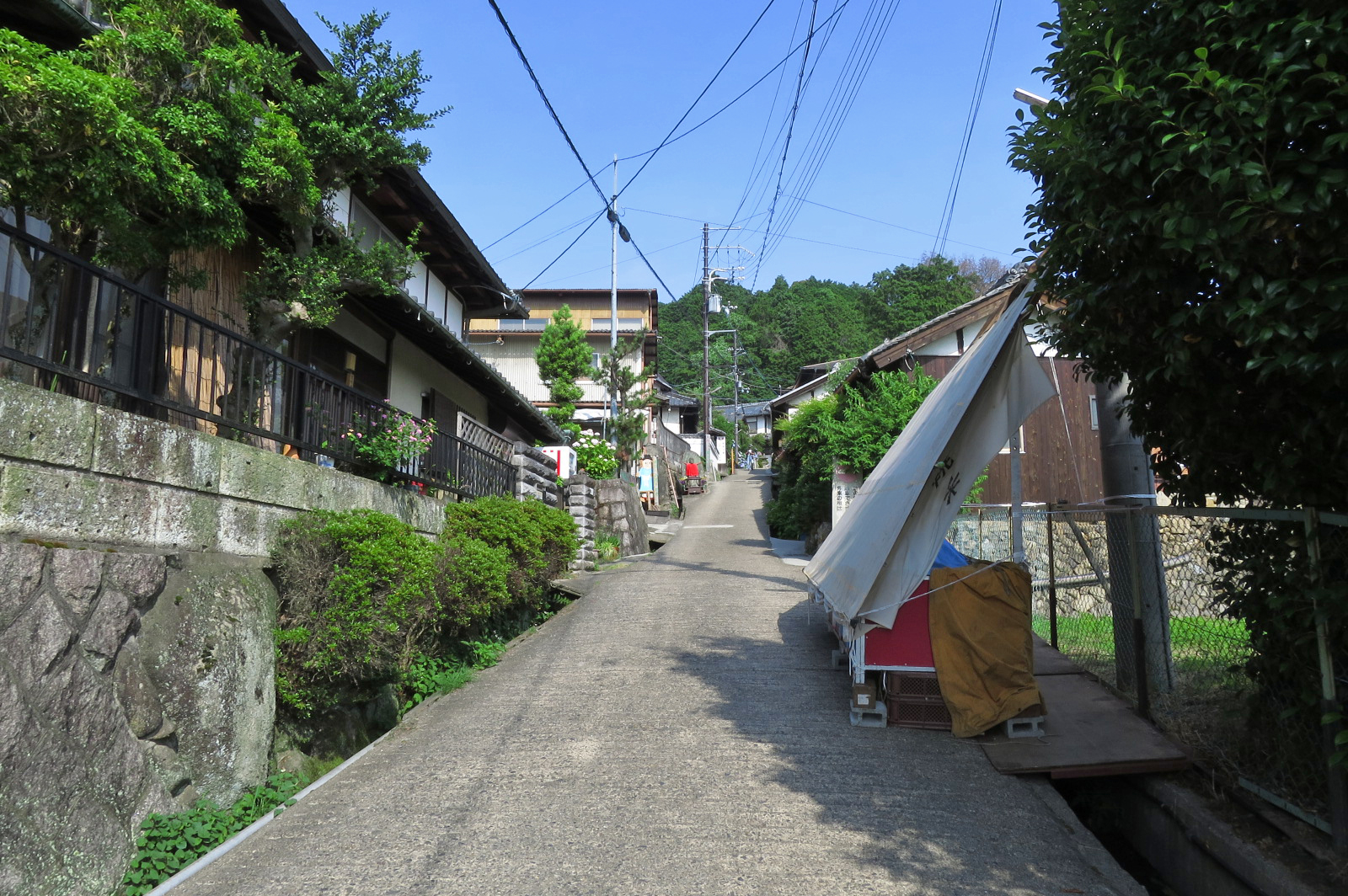 10時位になると賑わう矢田寺までの道。屋台や手作品のお土産屋さんがあります。