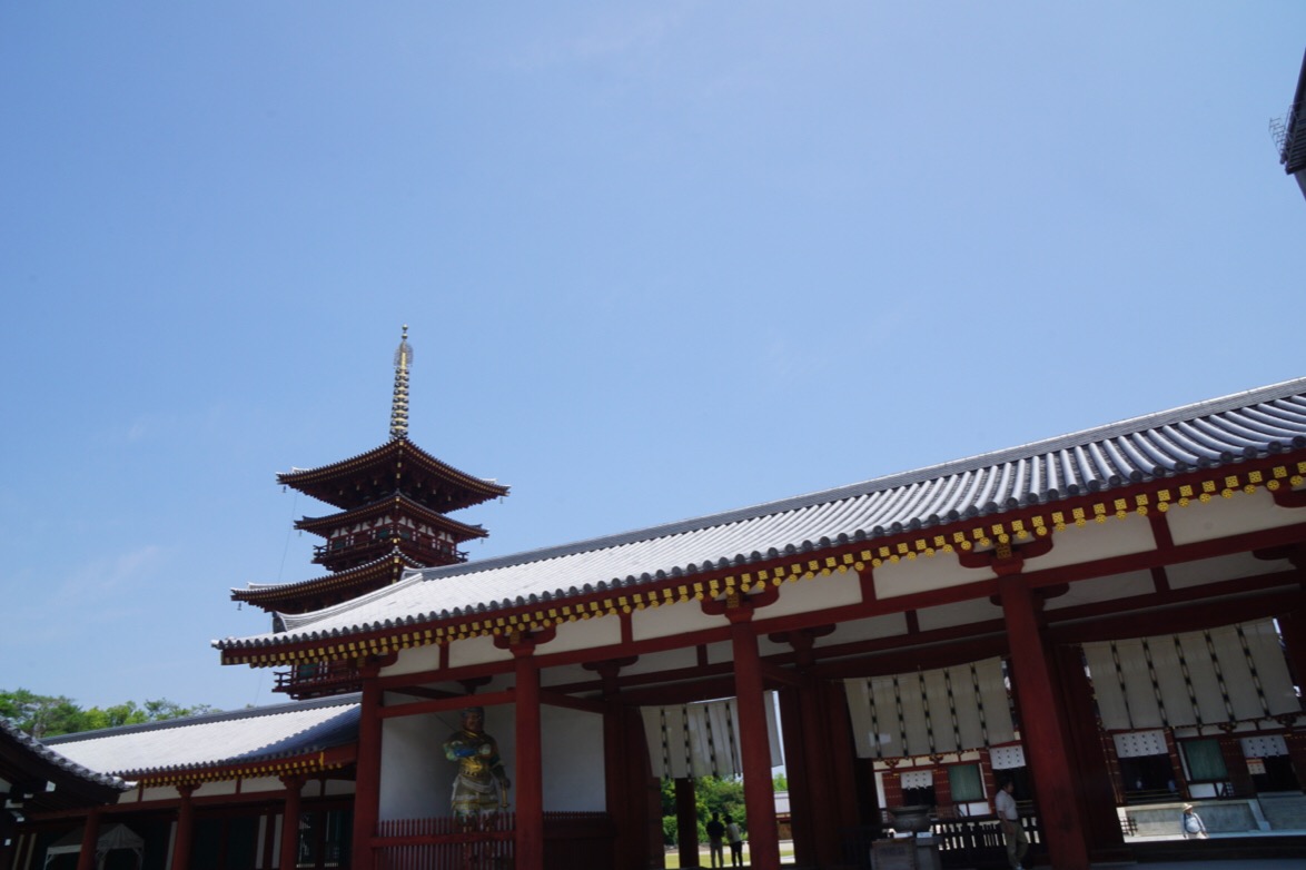 中門と西塔。中門は昭和59年に再建されました。