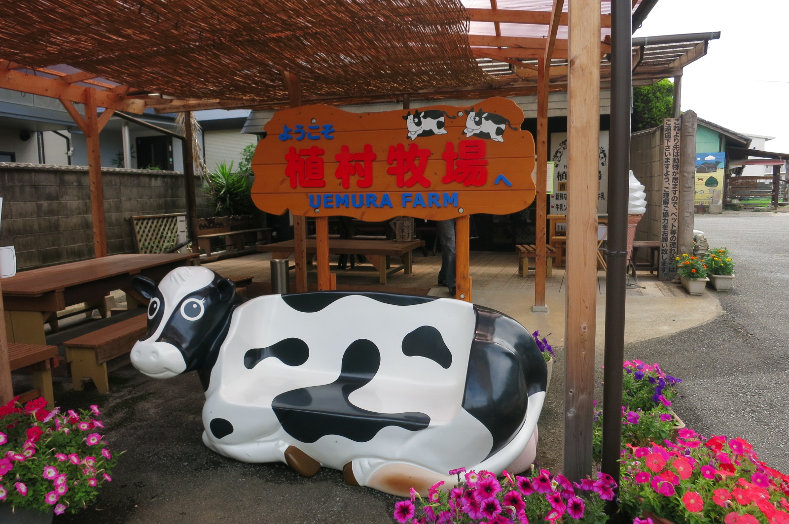 看板の手前の牛さんはベンチになっていて、記念撮影できます(^^)