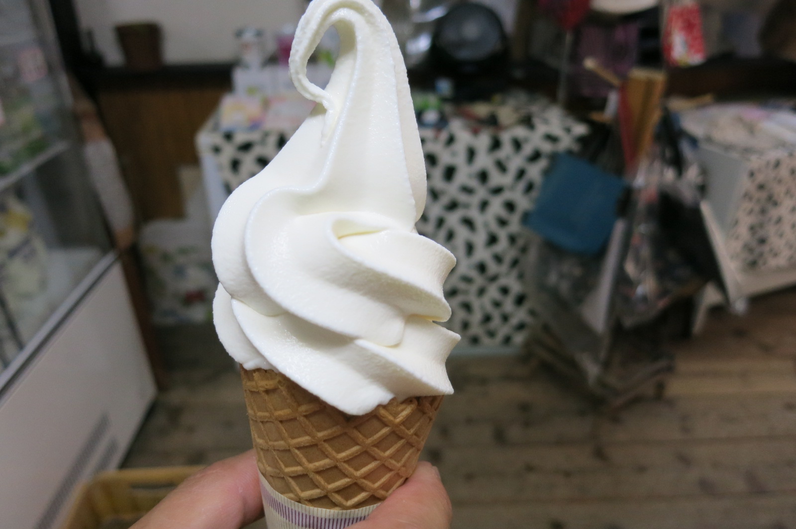 早速店内へ。お目当てのソフトクリーム（350円）を注文。冷たくて濃厚で美味でした～(^O^)