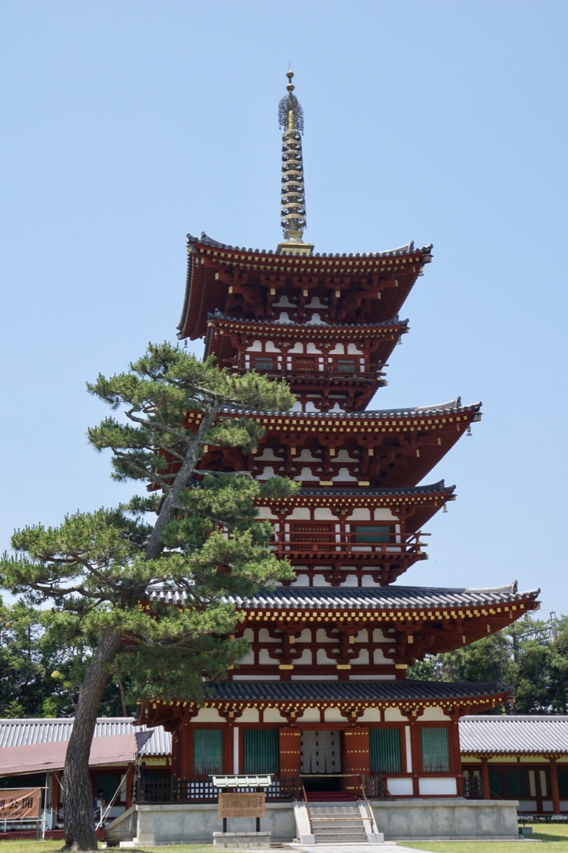 薬師寺の東塔は奈良時代からのもですが現在修復作業中なので西塔の写真を。。。