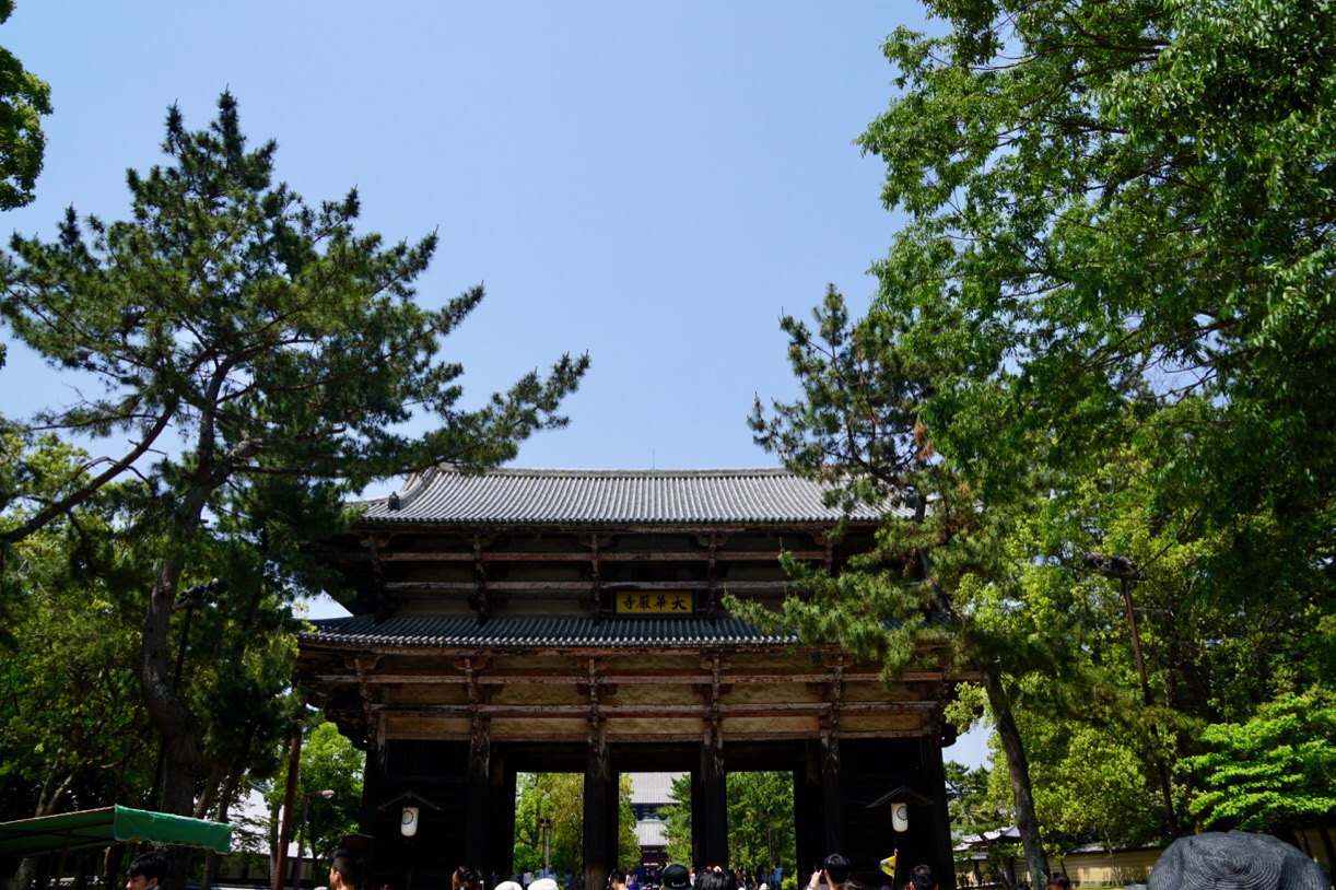 近くには東大寺があります。
