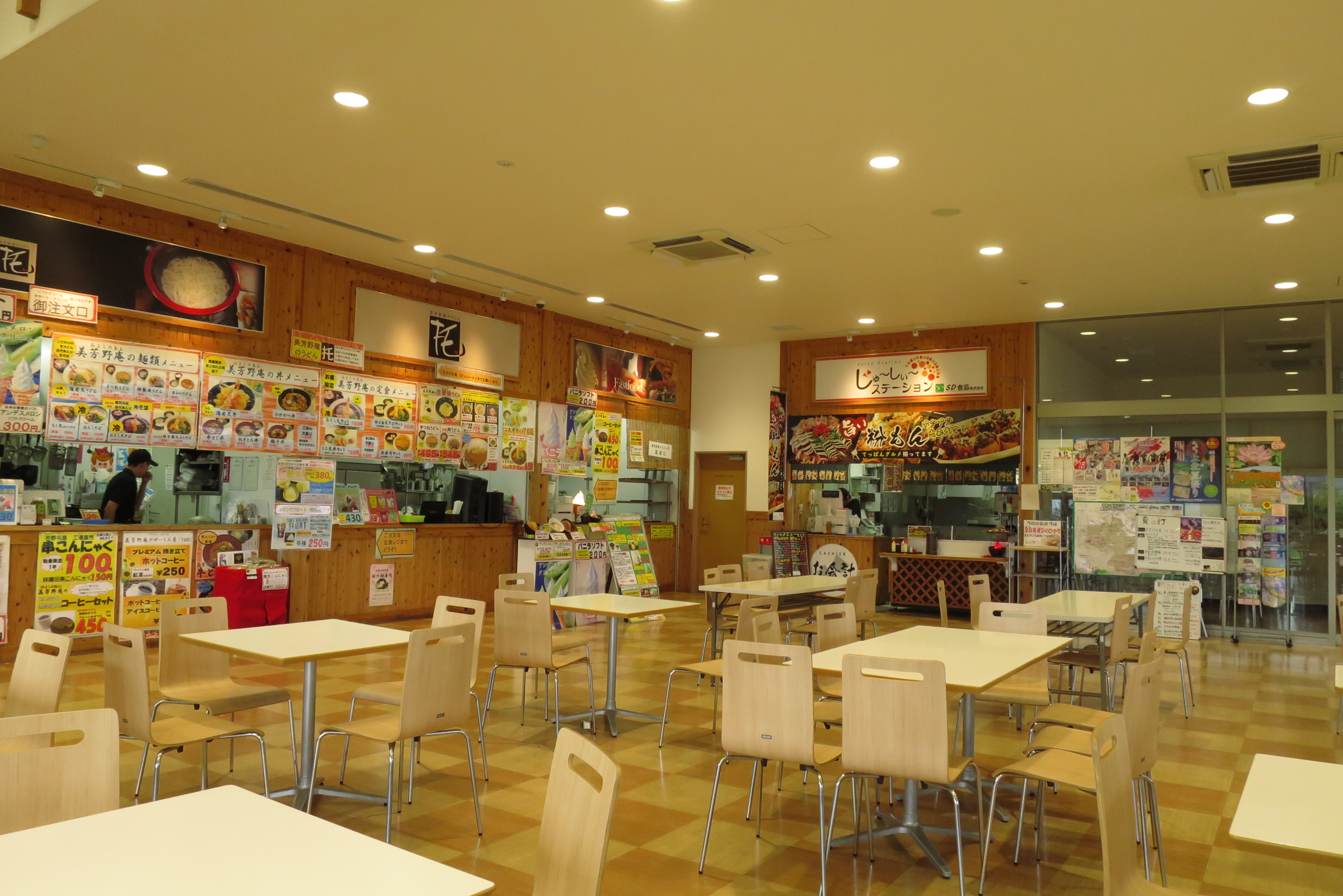早めの晩御飯をフードコートで済ませました。まだ6時でしたが、この時間はほとんどメニュー選べません