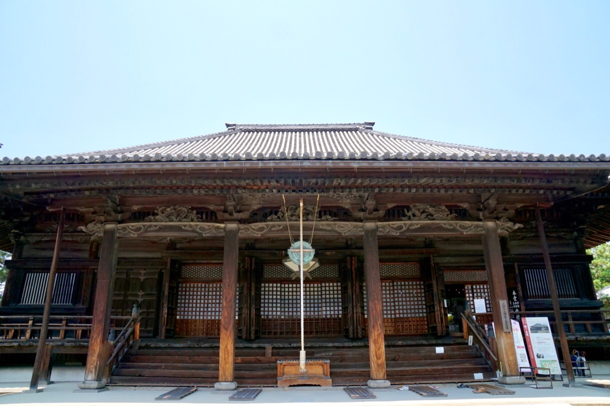 江戸中期に再建され、土壁を用いない独特の建築技法で奈良市屈指の巨大な近世仏堂です。