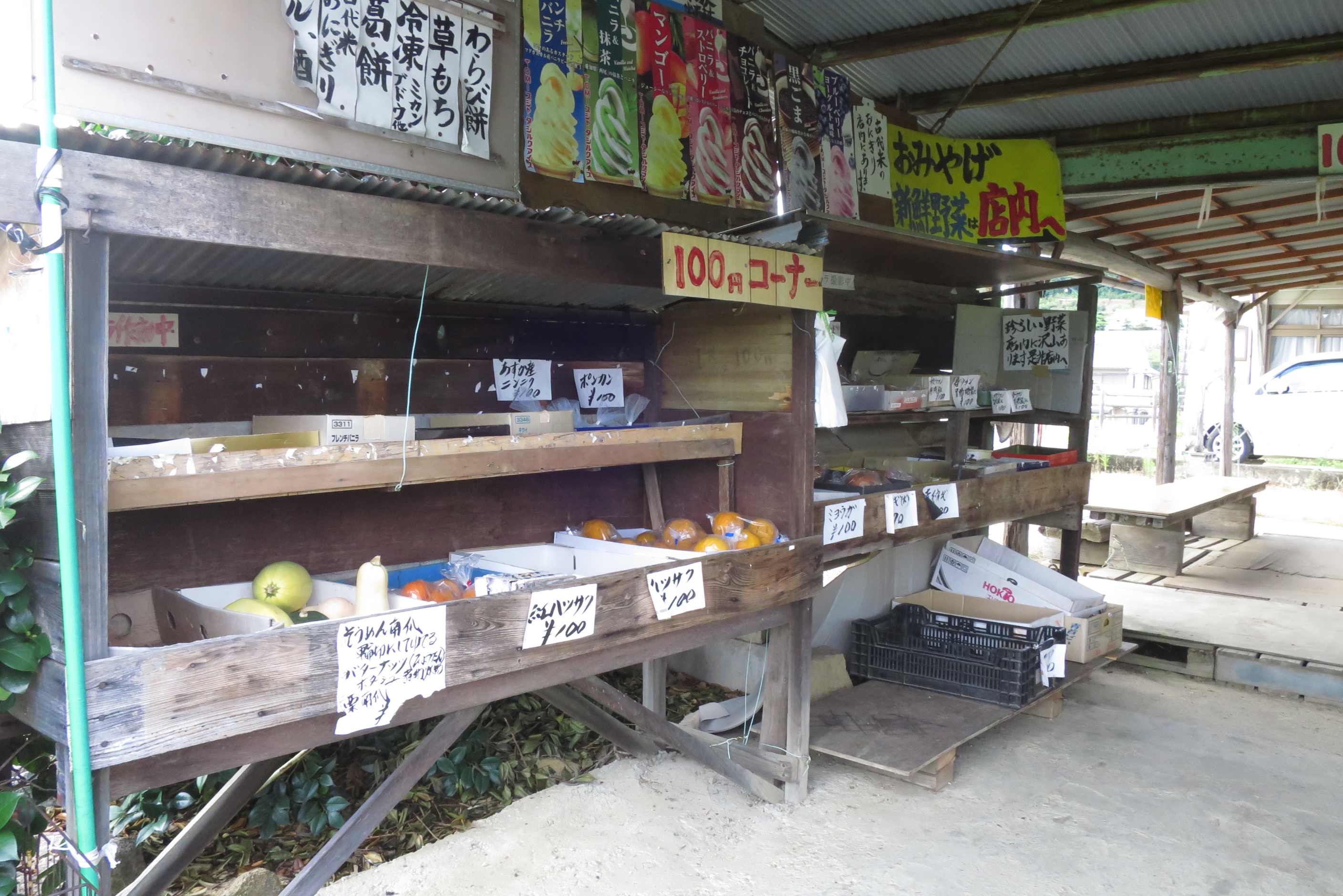 亀石の横に市場。野菜やフルーツが販売されています！