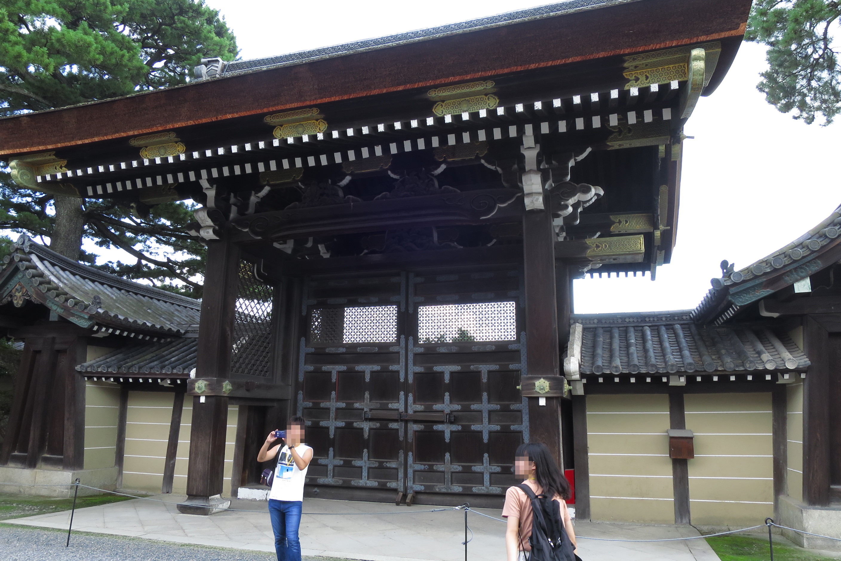 京都御所には６つの門があり、南側にある建礼門（けんれいもん）が正門。基本的に天皇陛下が用いる門。