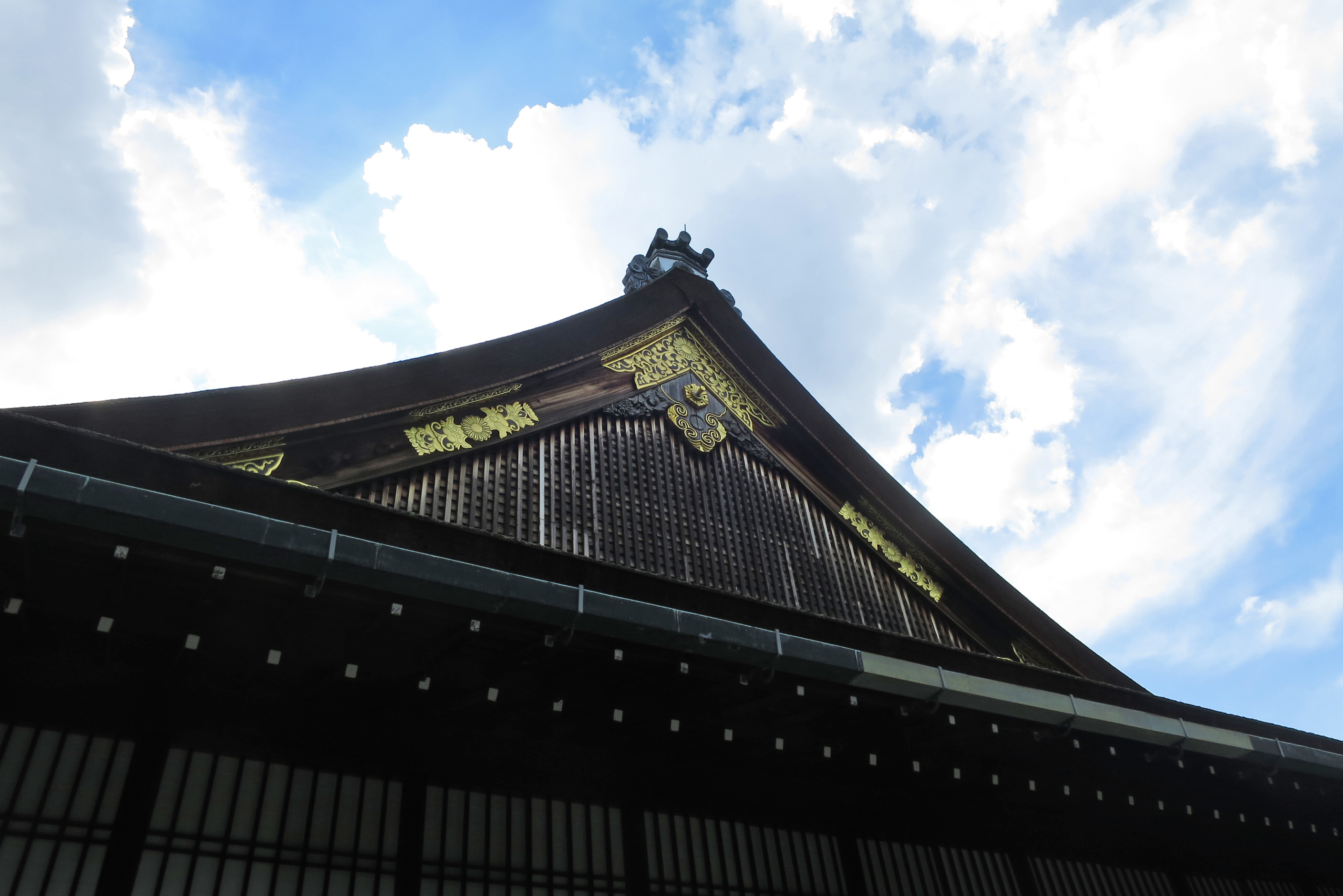 御常御殿（おつねごてん）の屋根。京都御所内は、どれも1つ1つの造りに品があり、素晴らしいです。