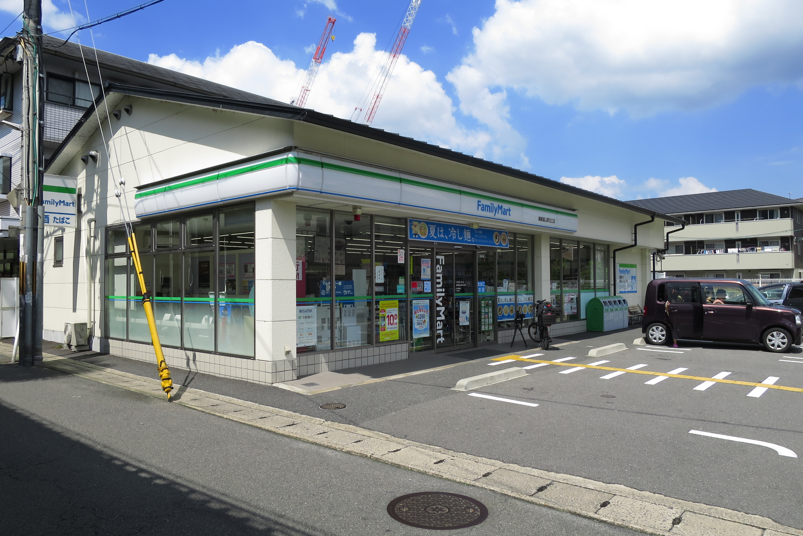嵯峨嵐山駅近くのファミリーマート。店内で食べれるスペースあり。夏期は13時過ぎると直射日光で暑いです