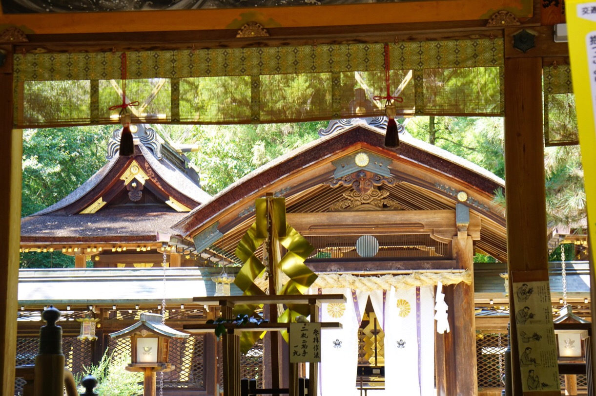 社殿には日本の土地を司る「日本大国魂大神」が祀られています。