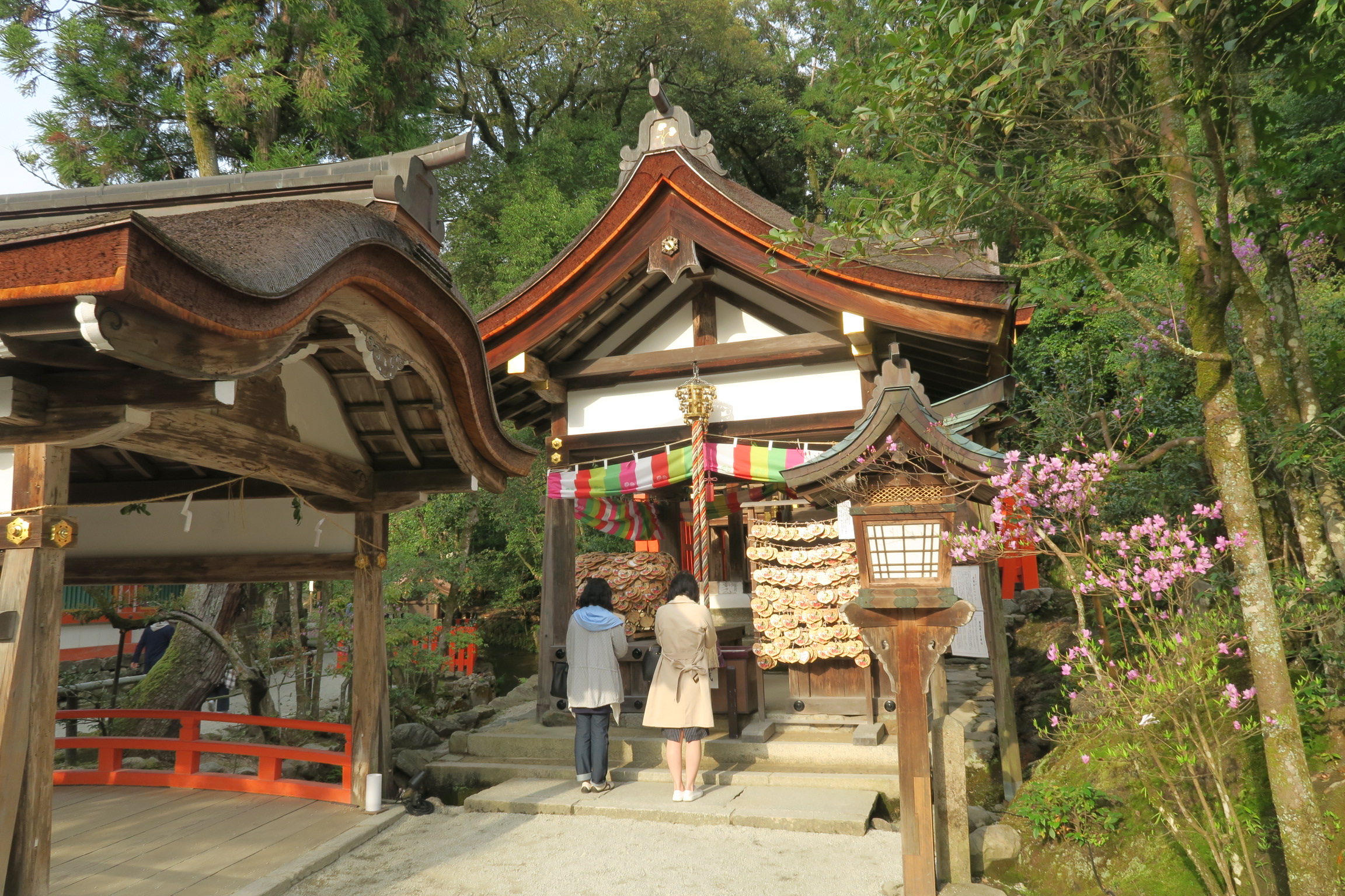 縁結びの神様「片山御子神社」。紫式部が何度もお参りしたそうです。