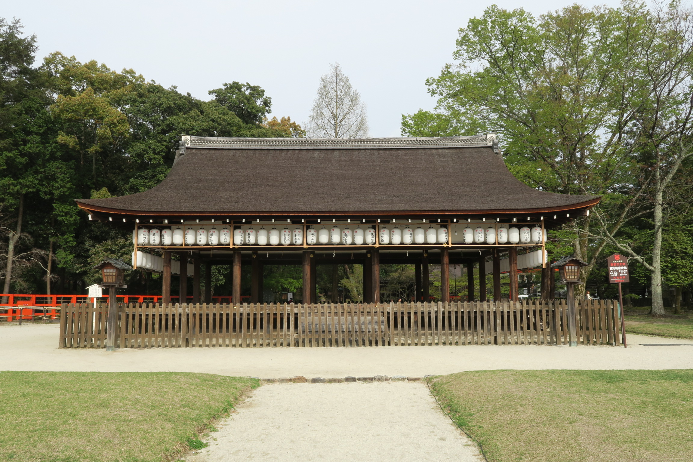 上皇の御幸(みゆき)や賀茂祭(葵祭)の一行が到着されるときに使用される外幣殿。