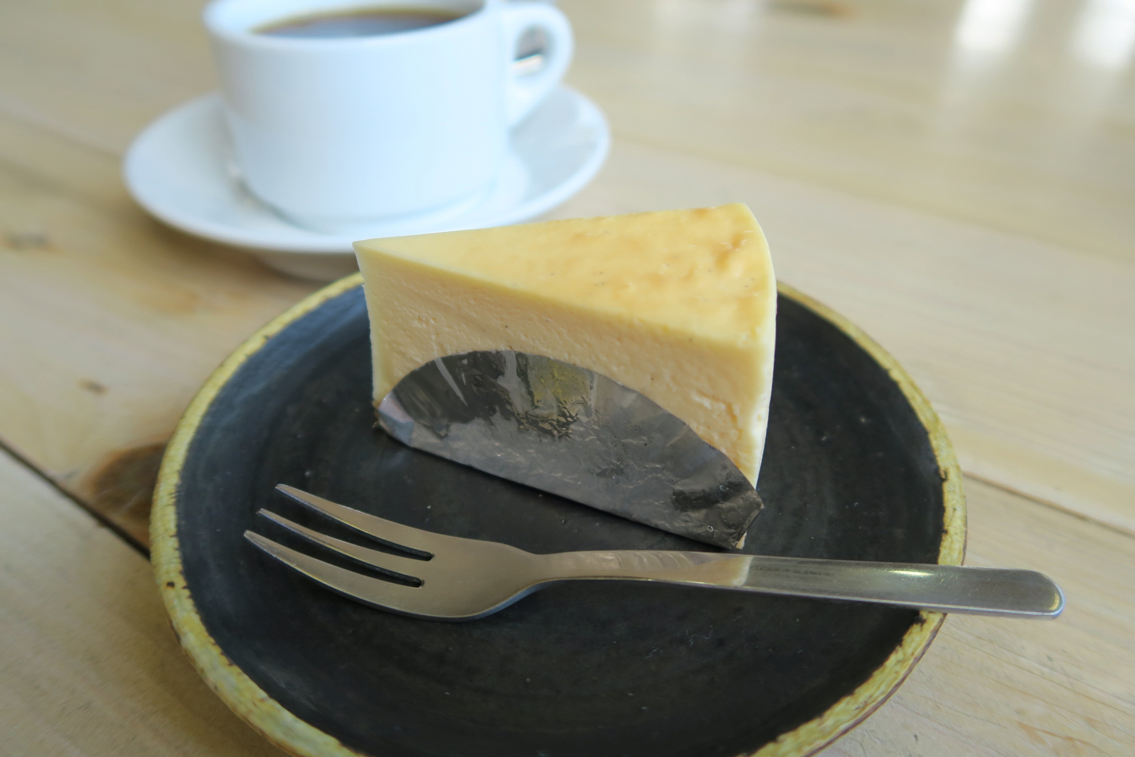 フランス産のクリームチーズと日本産の爽やかなサワークリームを贅沢に使用したチーズケーキ。うまっ！