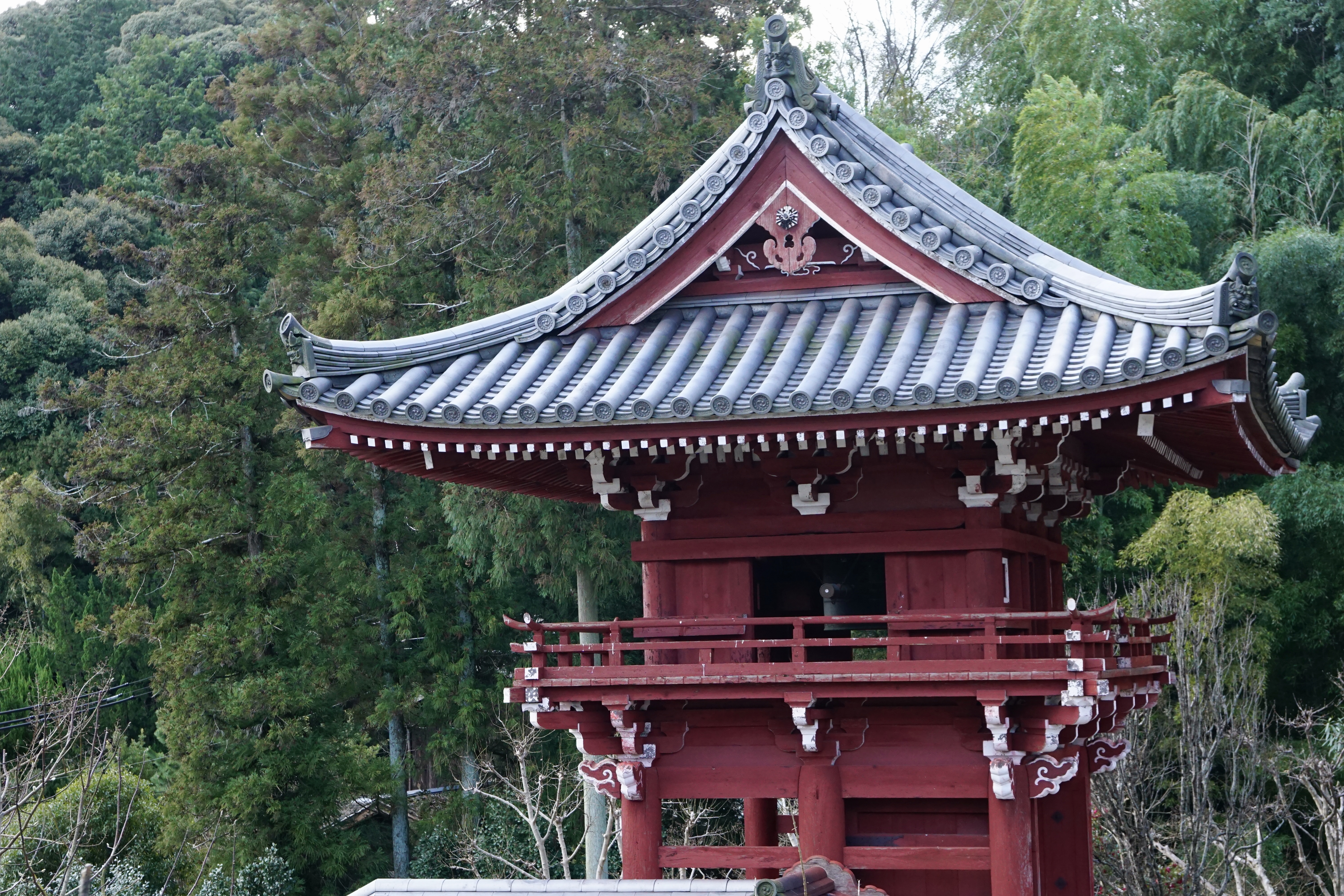 奥院楼門　重要文化財で江戸時代初期のものです。