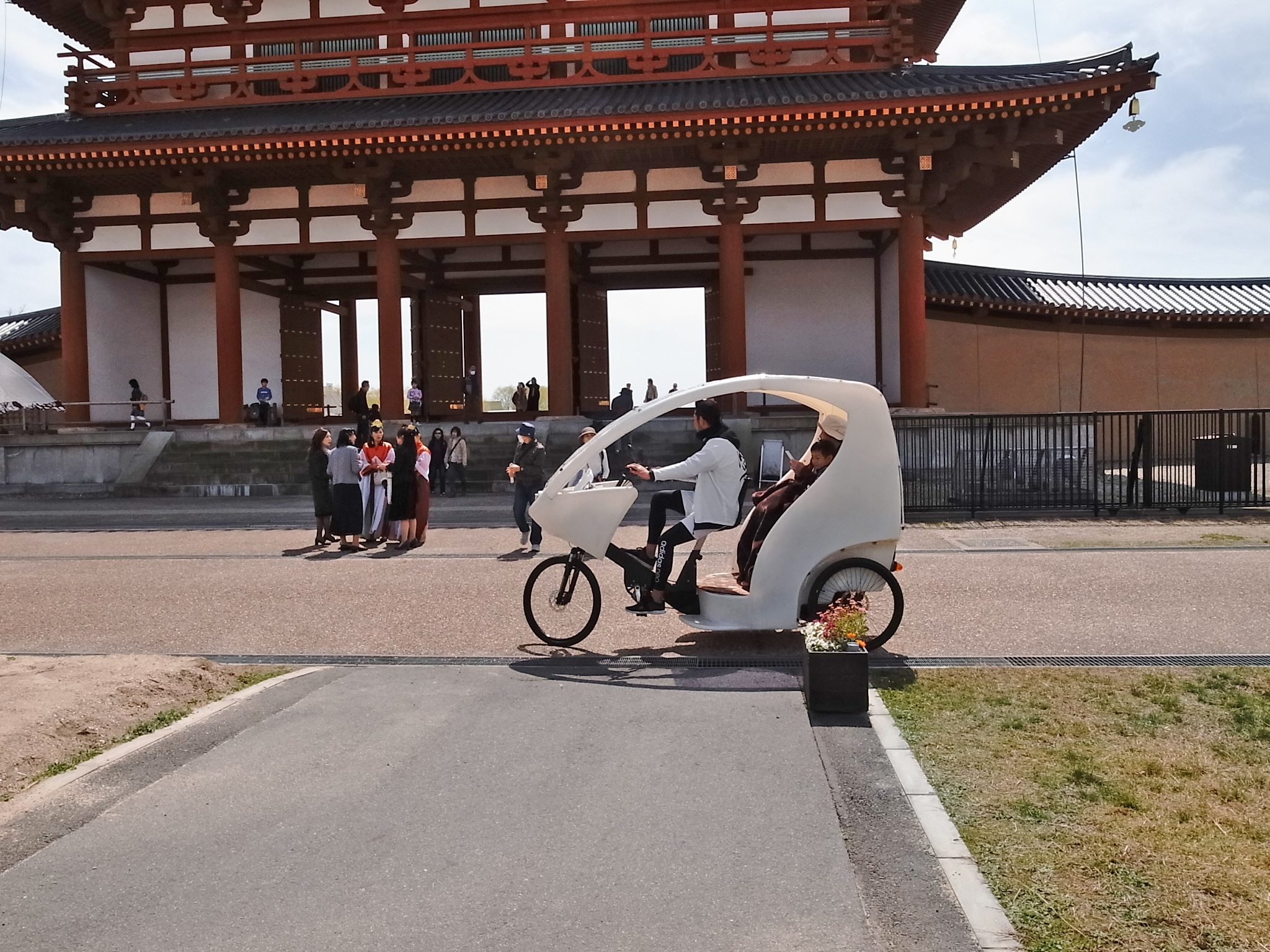 三輪自転車の移動サービス。2名乗れて15分コース500円／台。