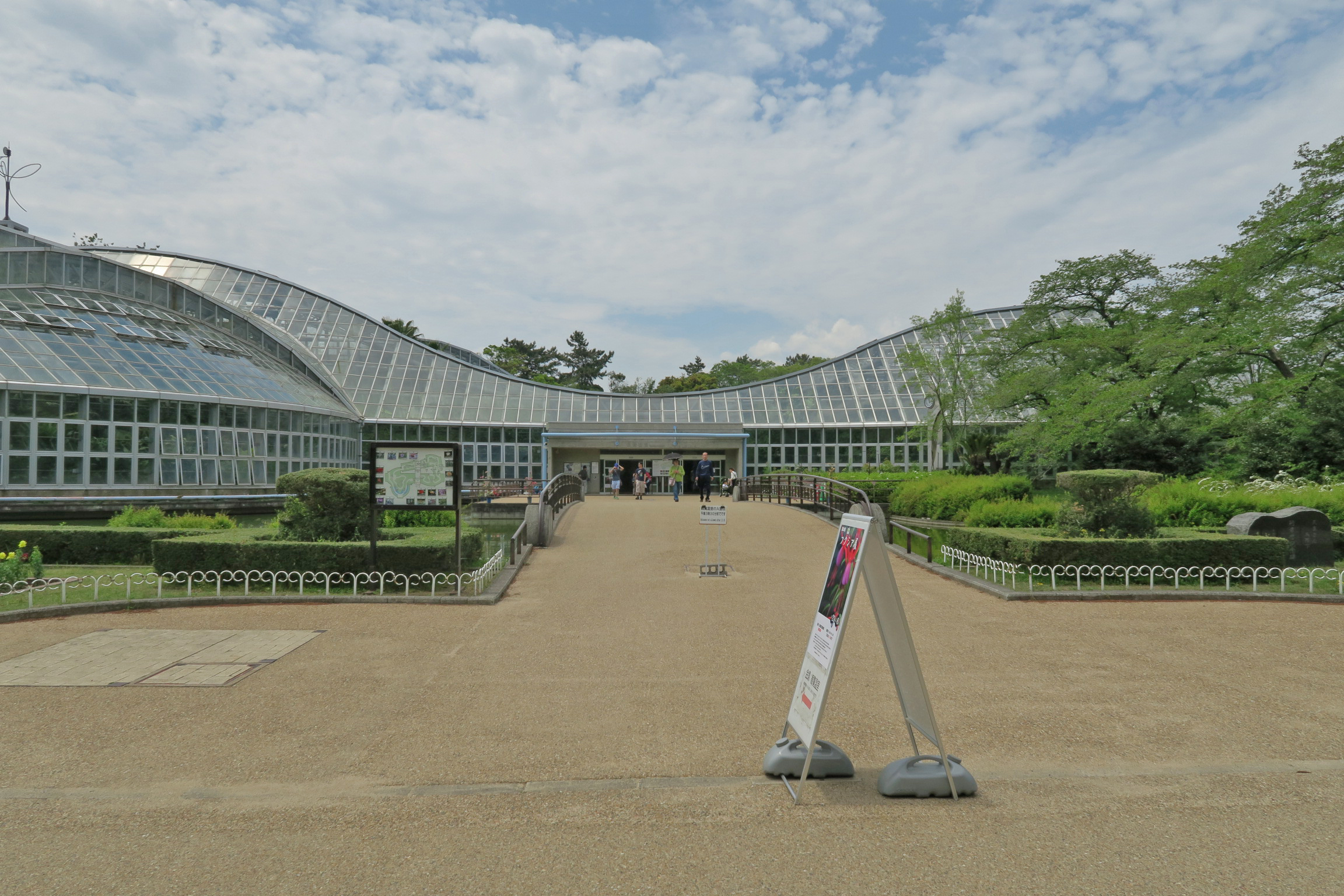 観覧温室の入口。建物の形は北山連峰のシルエットを取り入れているそうです。日本最大級の温室。