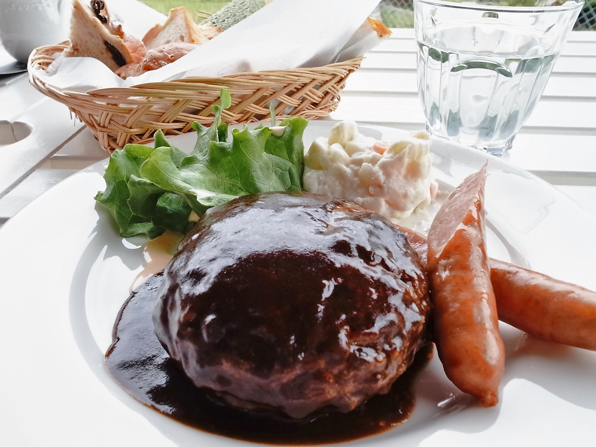 ハンバーグランチ(980円)。ドリンク、パンの盛り合わせ付。