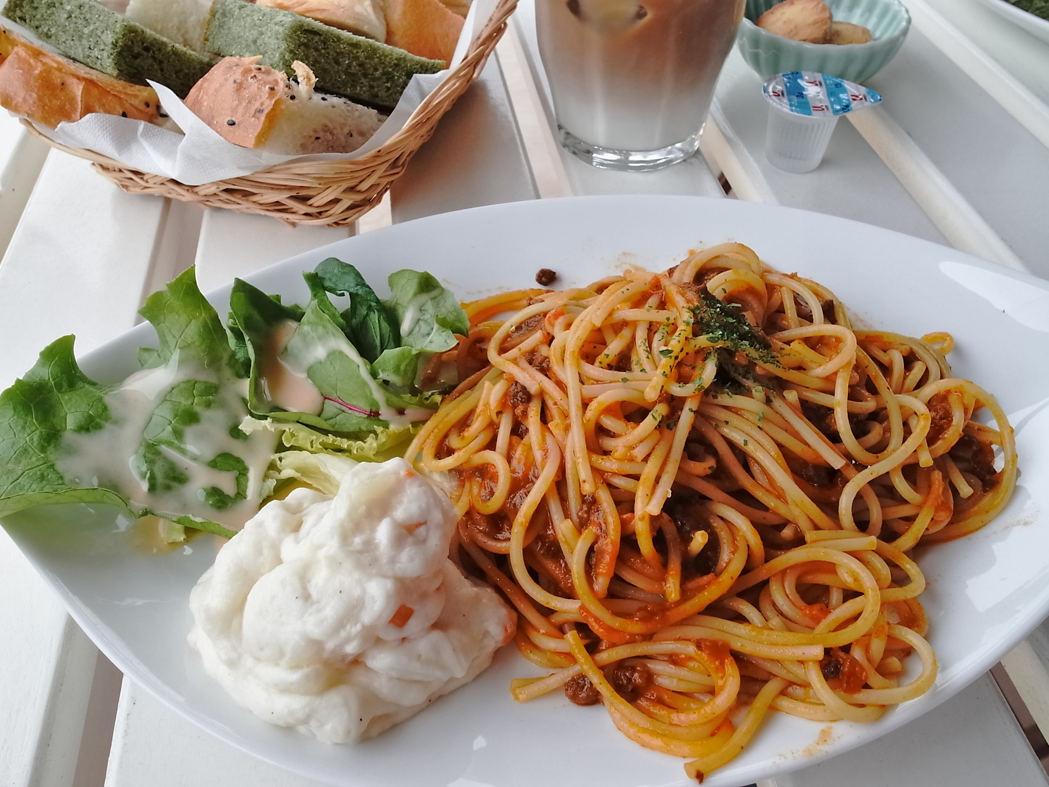 パスタセット(980円)。カルボナーラとミートパスタが選べます。ドリンクとパンの盛り合わせ付。