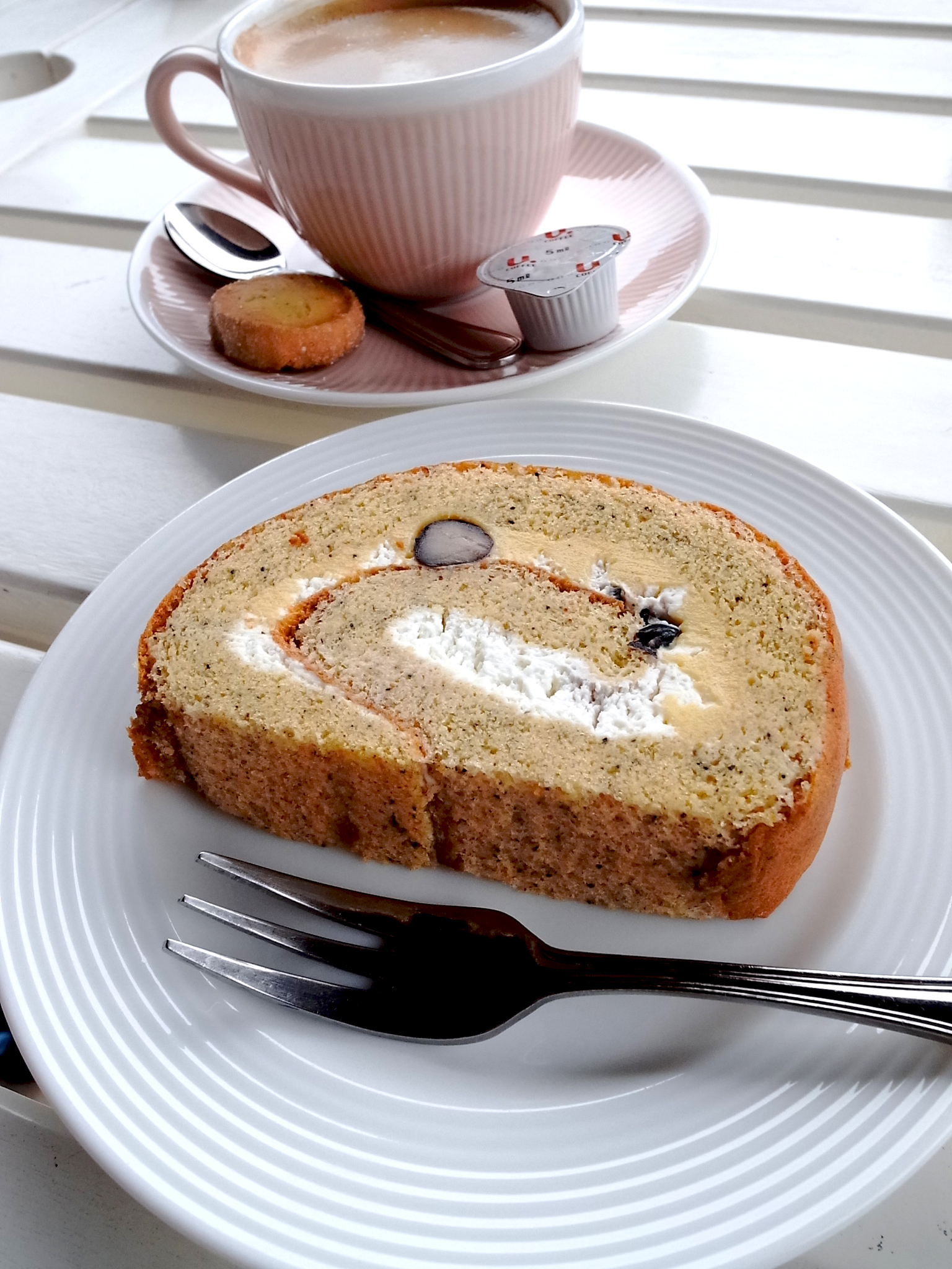 丹波黒豆きな粉ロールケーキ(330円
)。