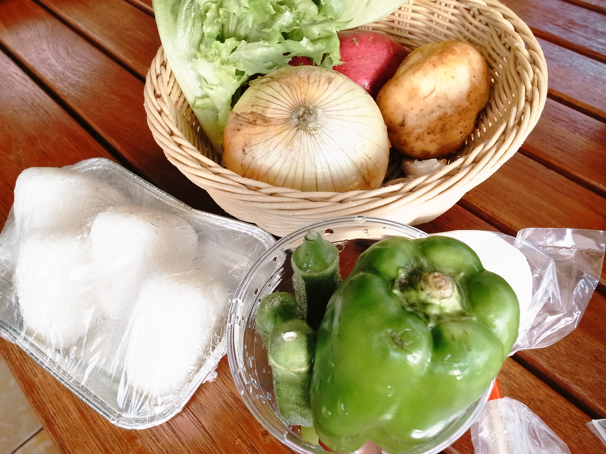 温泉の後は、受付で野菜や炭などをもらってBBQ!おにぎりは数に限りがあるので、早めに注文しておくと◎