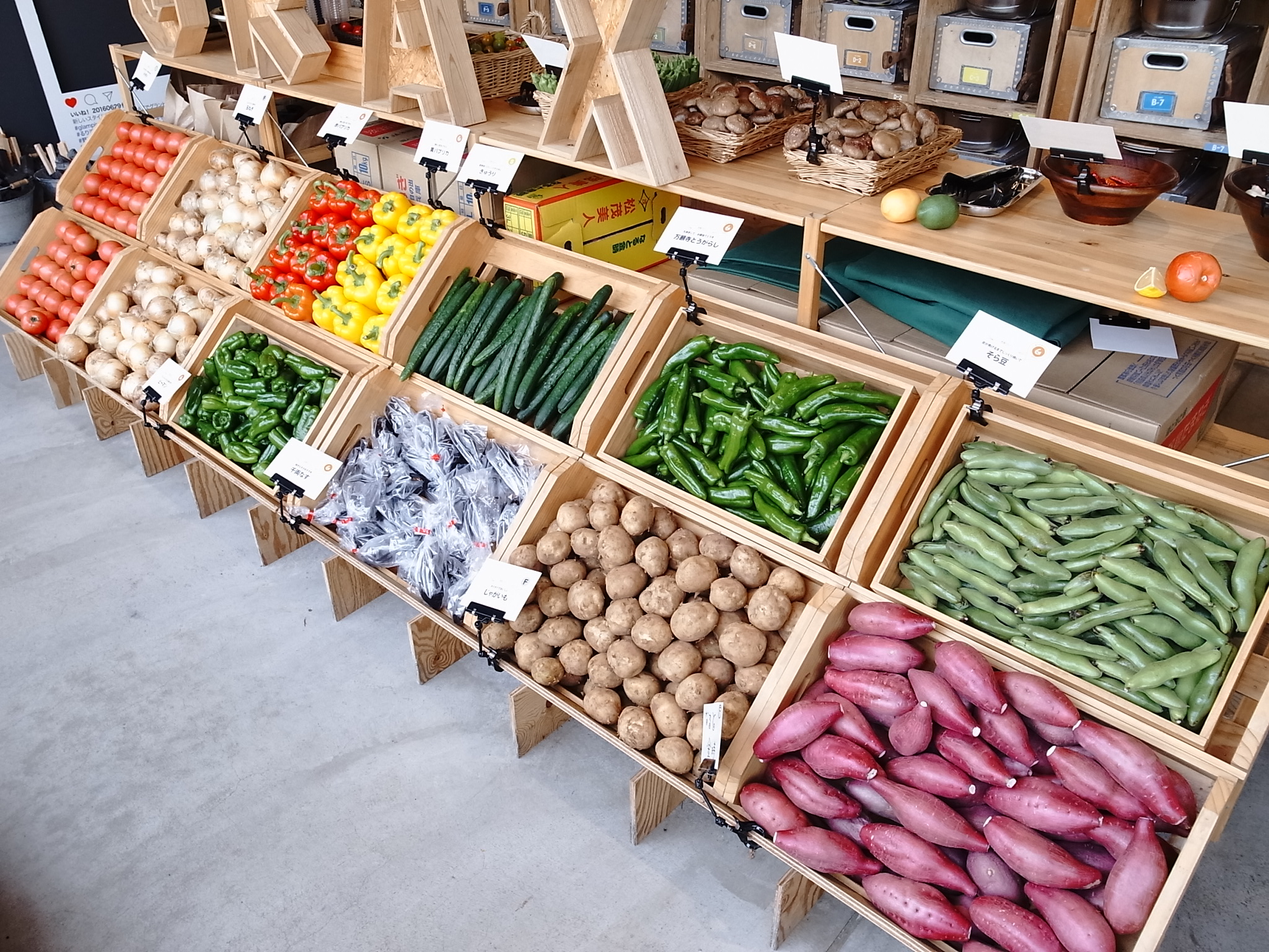受付の建物では、BBQに必要な道具一式、炭、野菜をピックアップ。