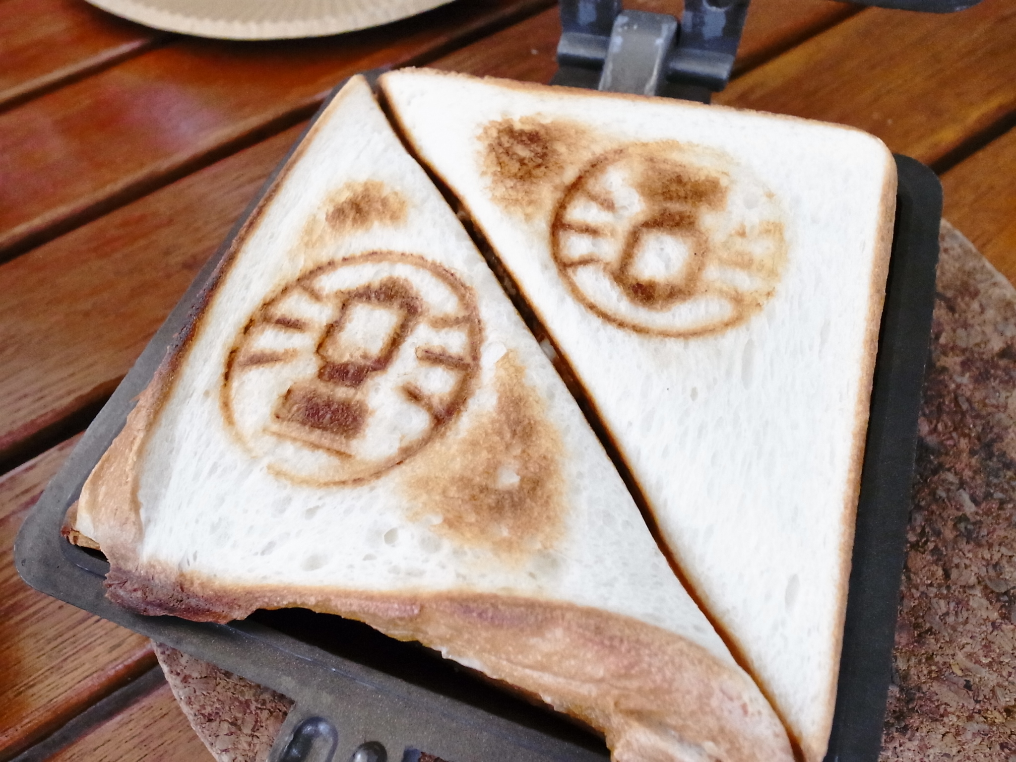 パンにチーズとハムを挟んで焼いて出来上がり。おいしい!朝は炭ではなく、ガスコンロで焼きます。