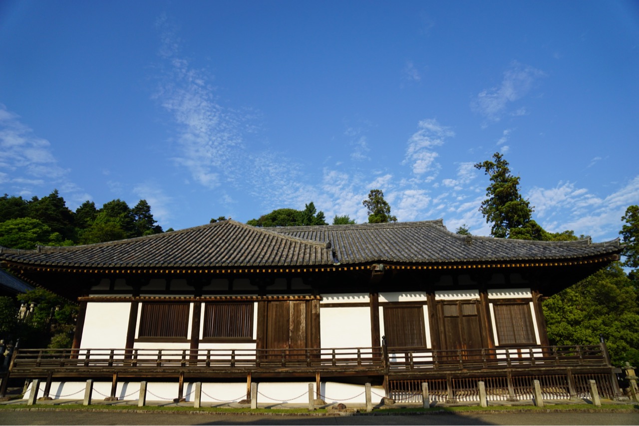 法華堂（三月堂）　奈良時代からある東大寺唯一の建物。二つの建物が合わさって複雑な作りです。