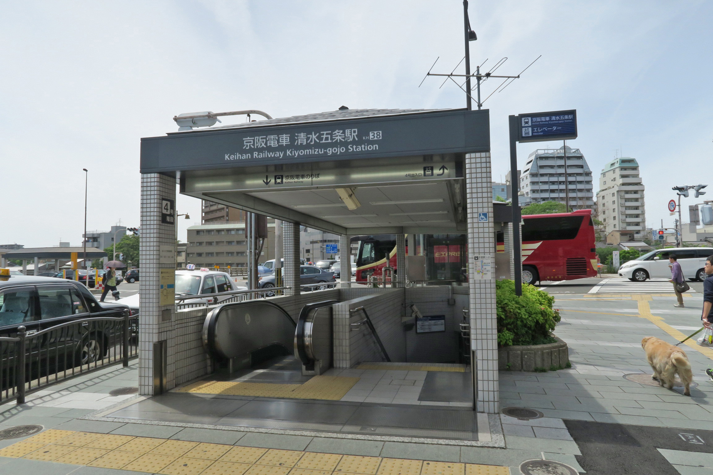 京阪電車「清水五条駅」の4番出口。さぁ、これから坂本龍馬に会いにいきま～す！