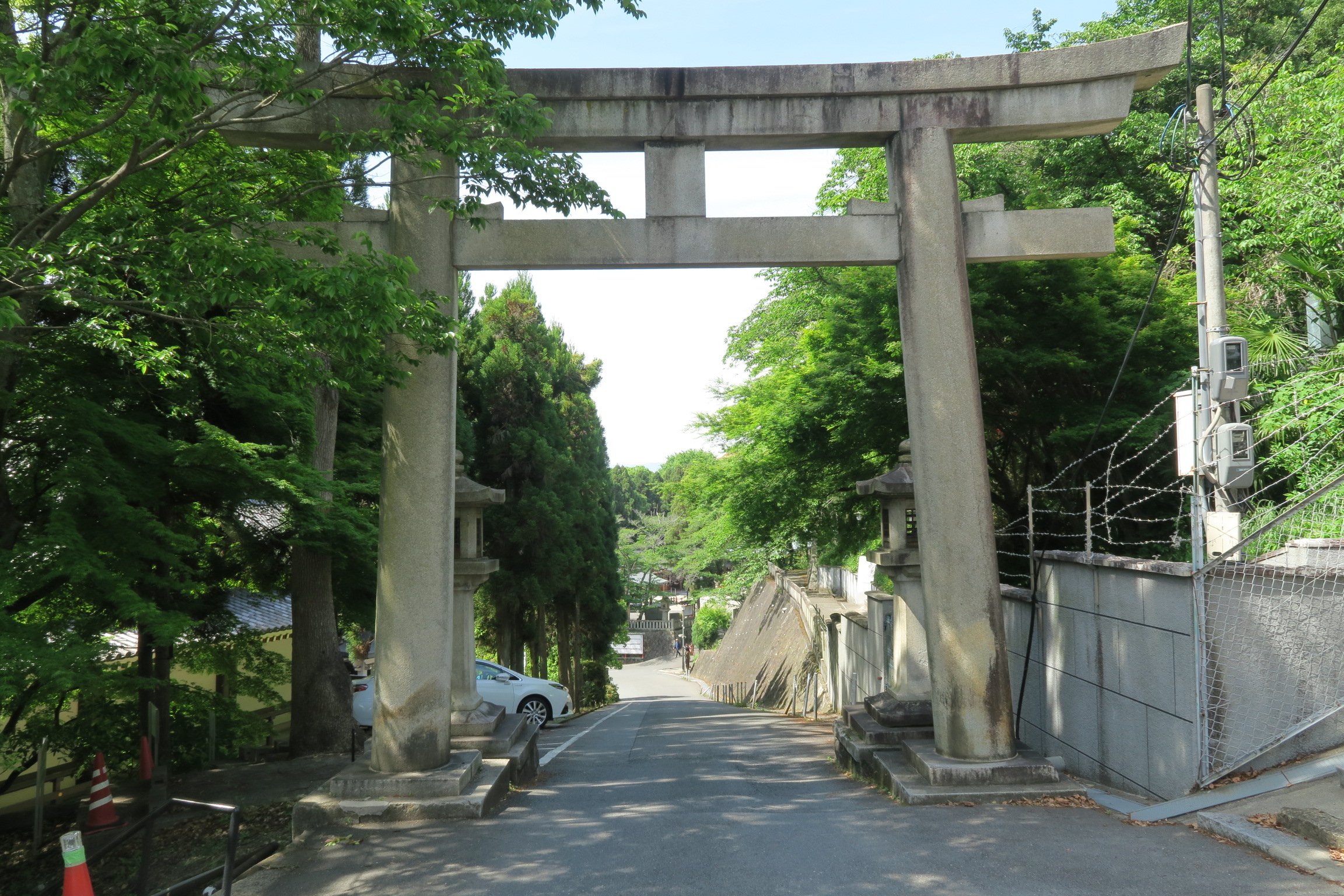 鳥居の突き当りに坂本龍馬の墓、奥左手に霊山歴史館があります。