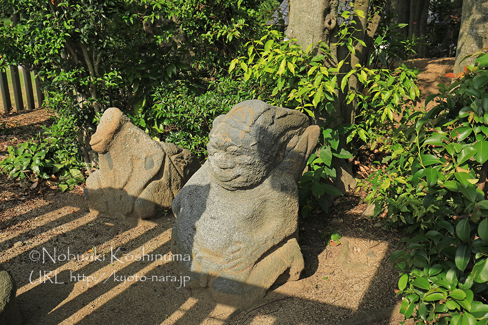 吉備姫王墓に安置されている猿岩。