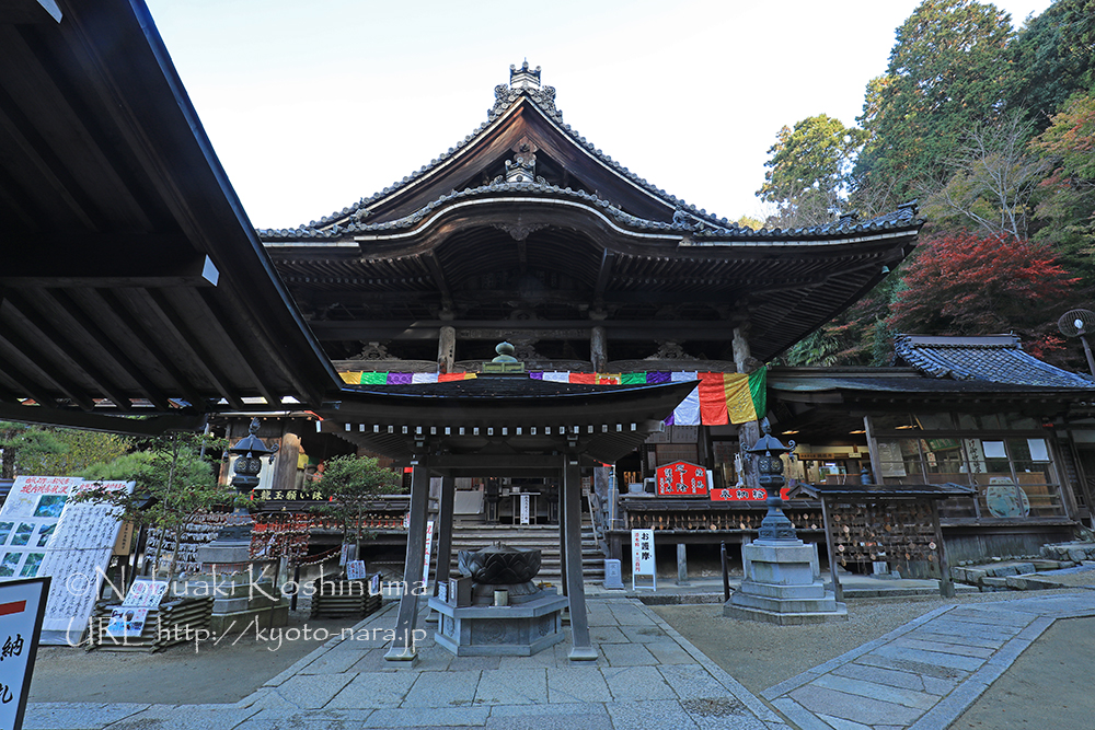 日本最大級の塑像が安置されている本堂。