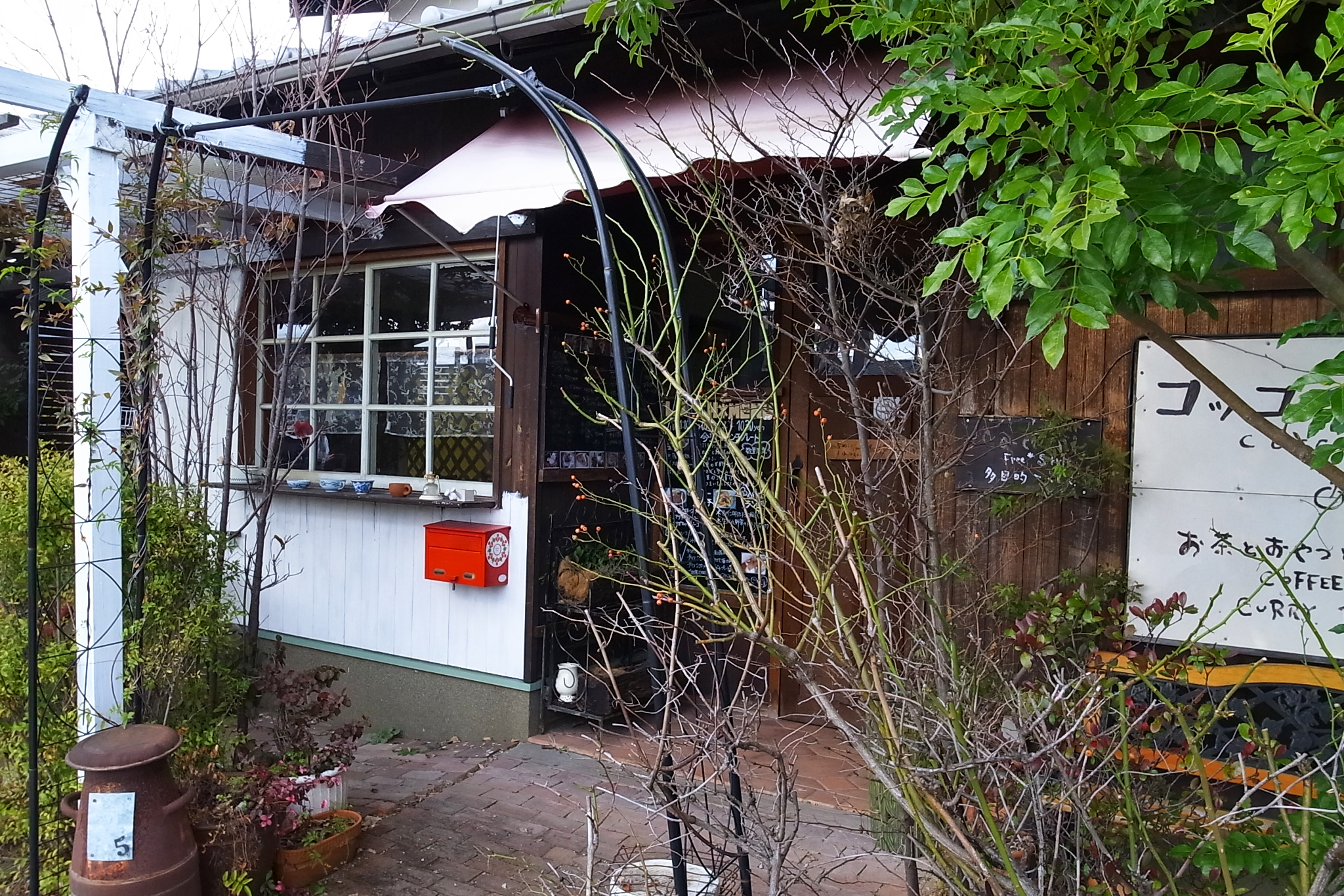 飛鳥駅の近くにある「コッコロ カフェ」。店内の雰囲気も大変いいお店です。