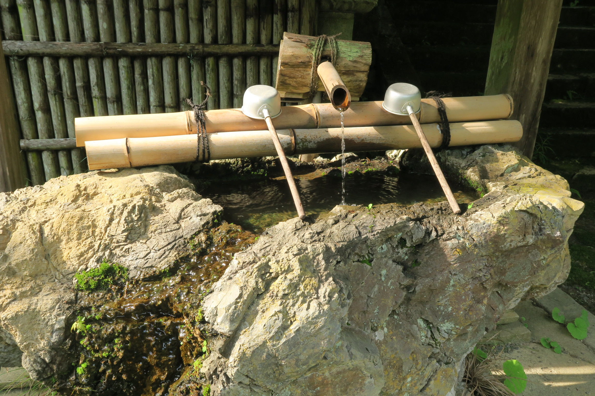 竹で作られたシンプルな手水場（ちょうずば）。