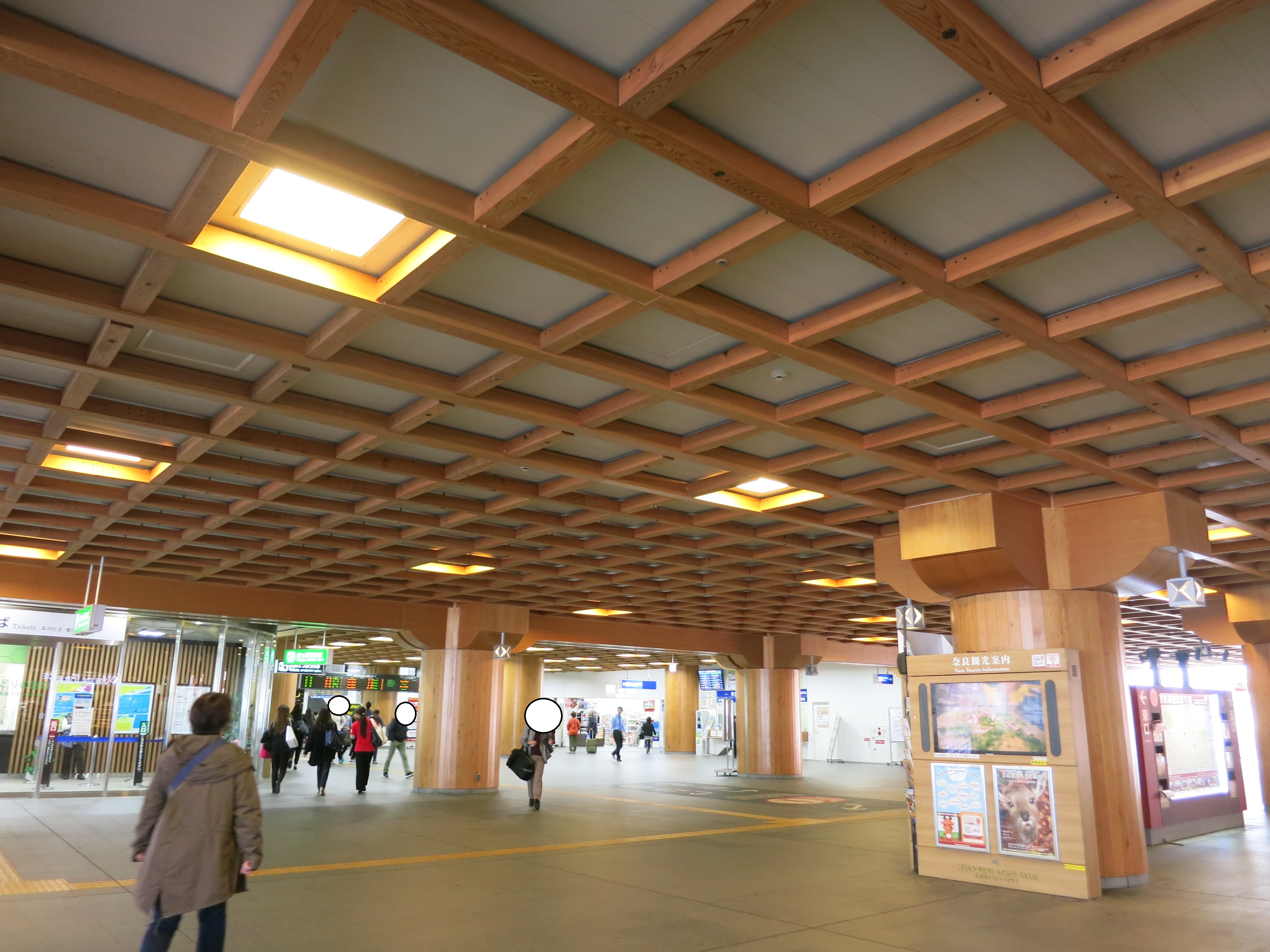 「まほろばキッチンJR奈良駅前店」は駅西側にあるので、JR奈良駅構内を通り抜けます。