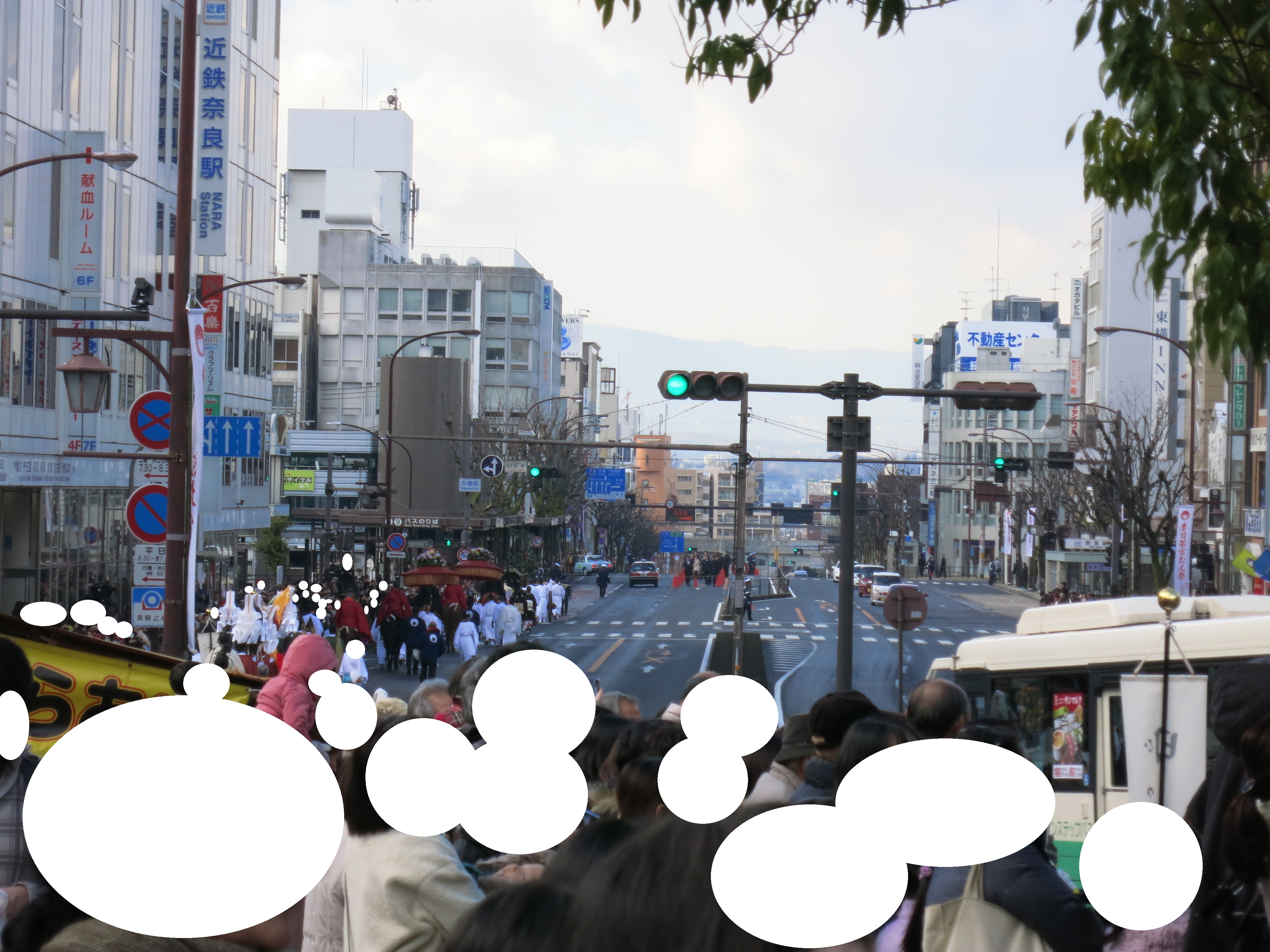 そして正午過ぎ。お渡り式開始後、暫くして、近鉄奈良駅前にも伝統行列がやってきました。たくさんの人！