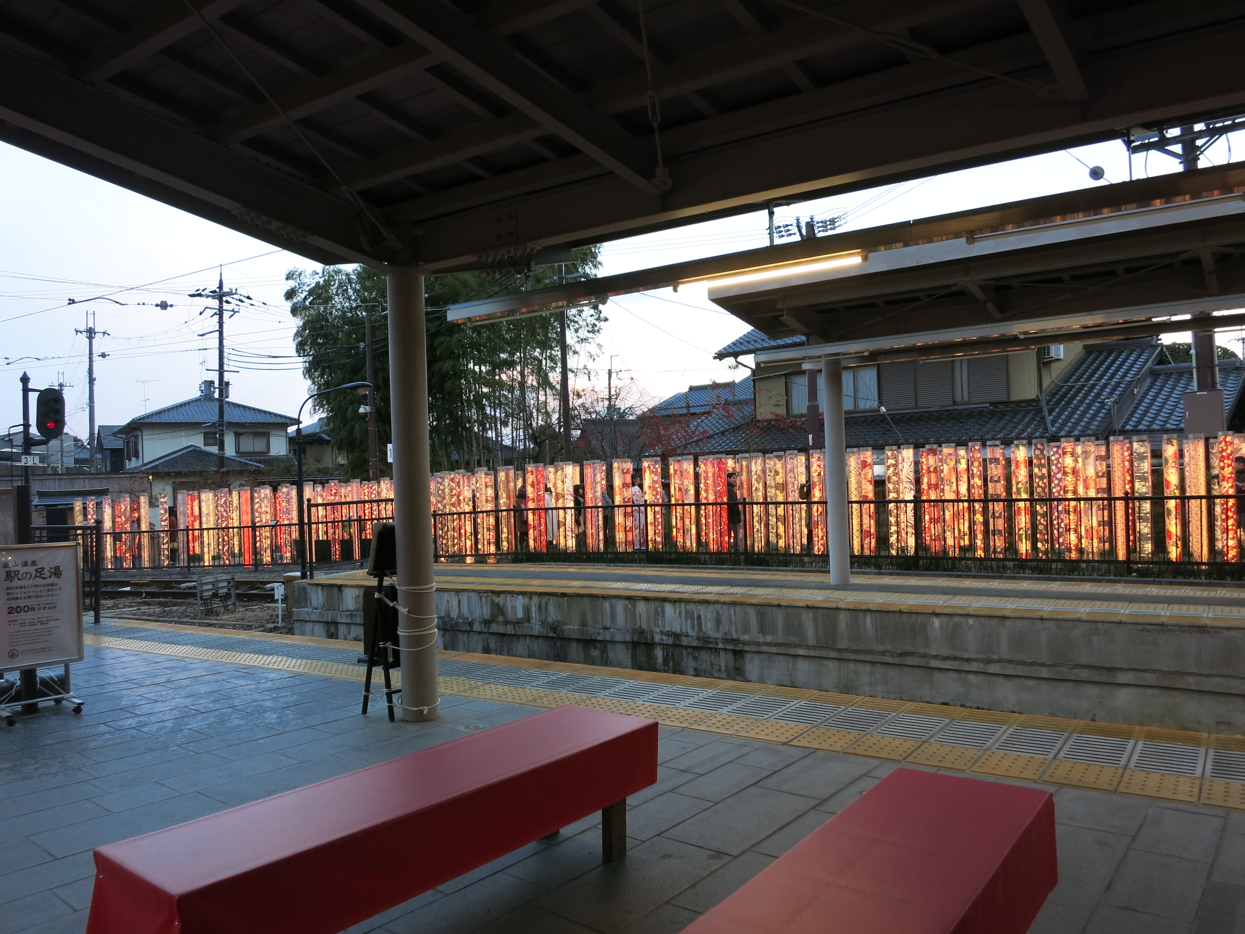 帰りはまた路面電車に乗車し、嵐電嵐山駅まで戻ってきました。駅のライトアップが素敵でした。