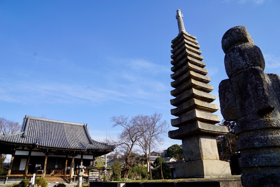 十三重石宝塔と本堂。石宝塔は鎌倉時代のものです。