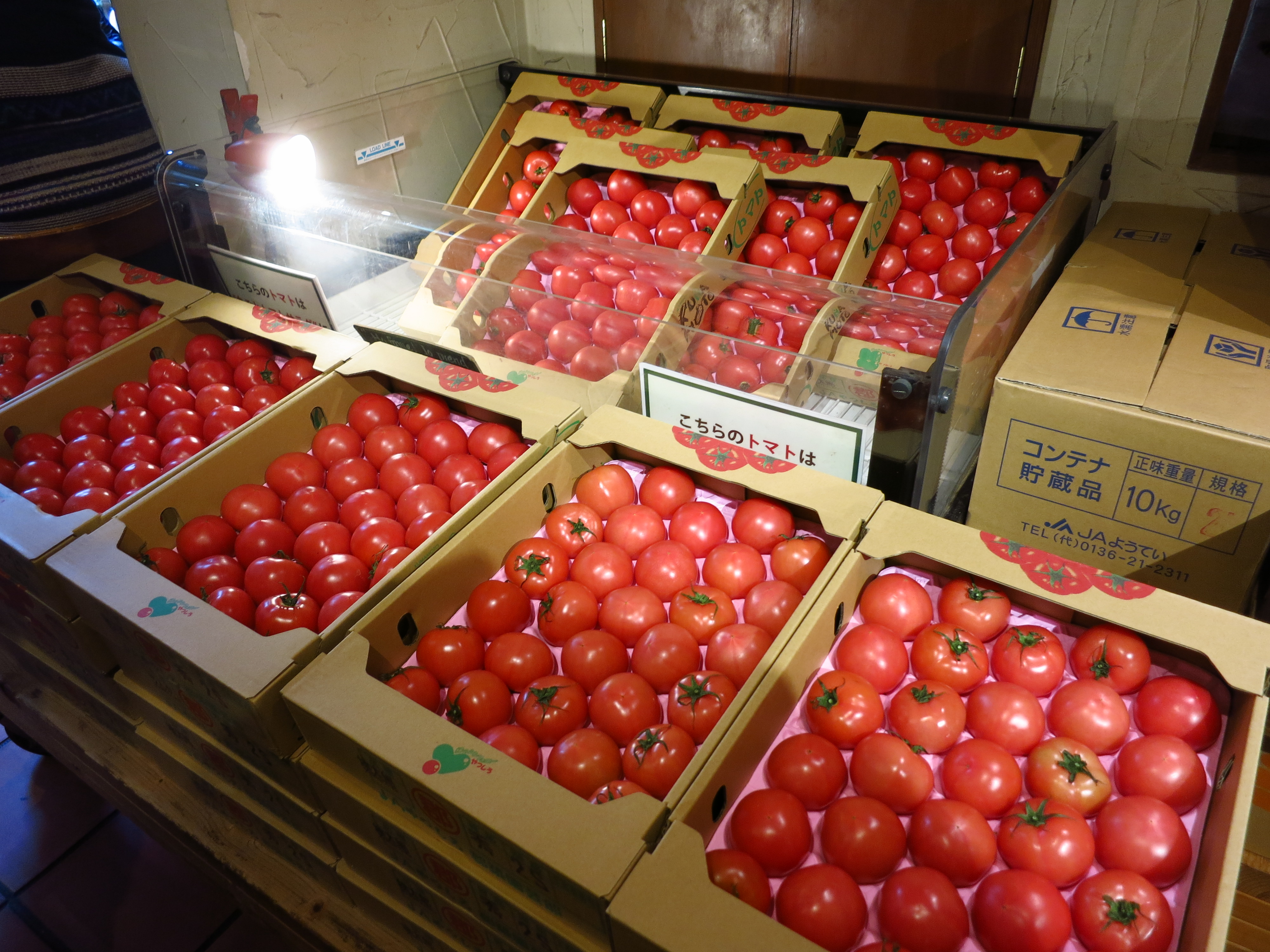 店内には、「丸ごとトマトサラダ」用のトマトがズラリとディスプレイされていました。