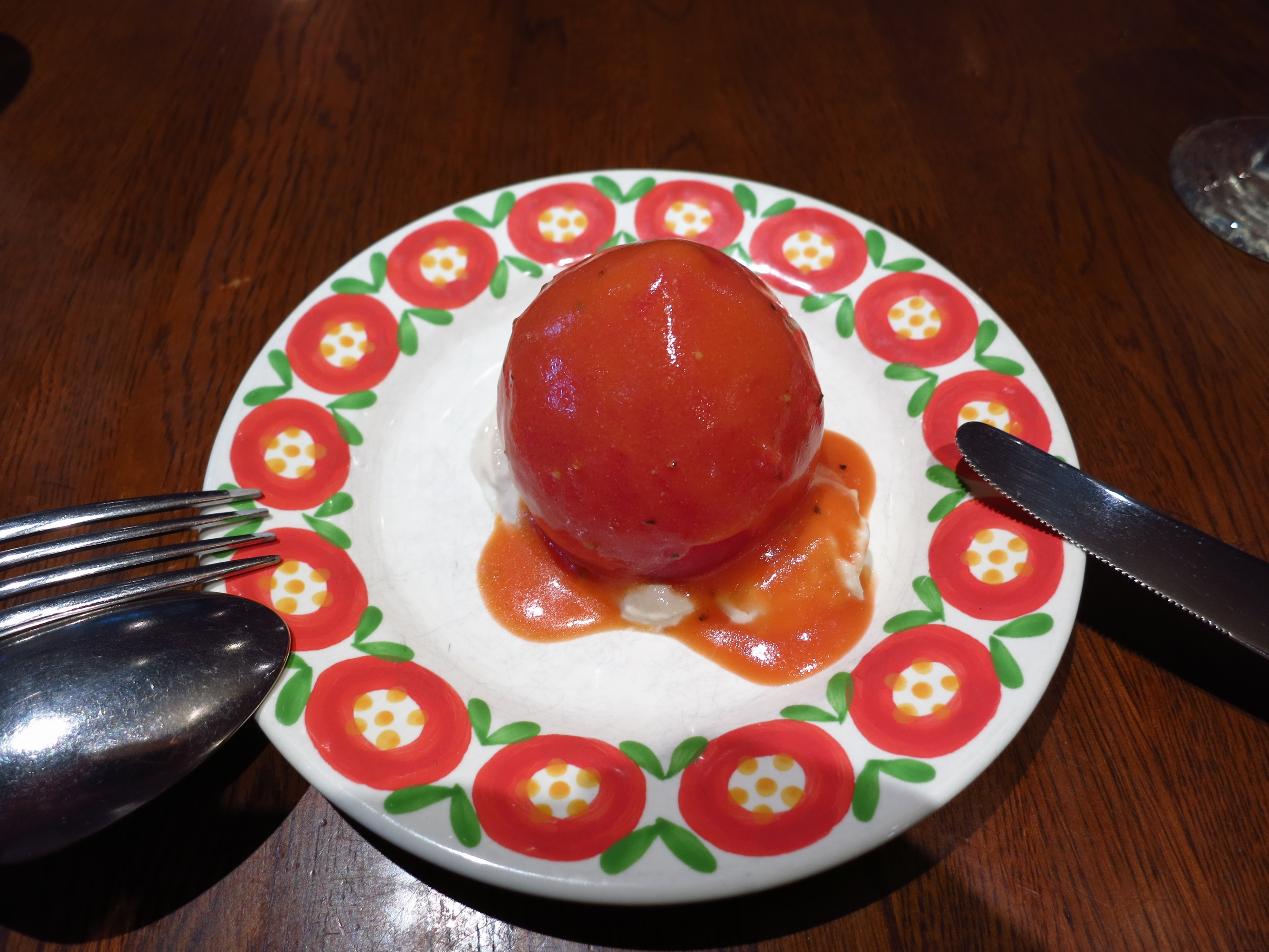 こちらはセットの「丸ごとトマトサラダ」。ツナサラダの上に冷えたトマトが丸ごとのっています。次は、