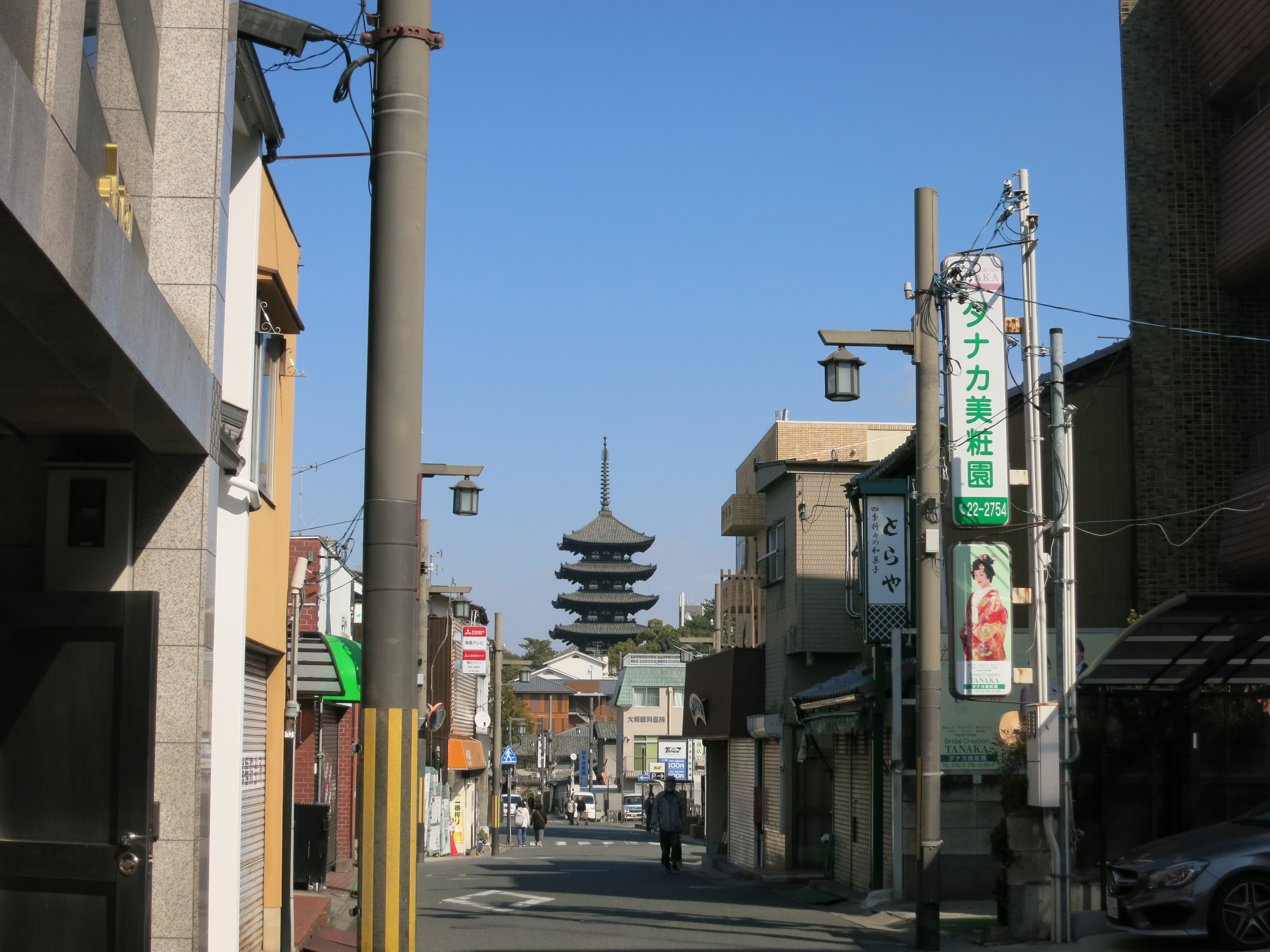 元興寺参拝のあとは、ランチをしにもちいどのセンター街まで戻りました。正面奥に見えるのは興福寺。