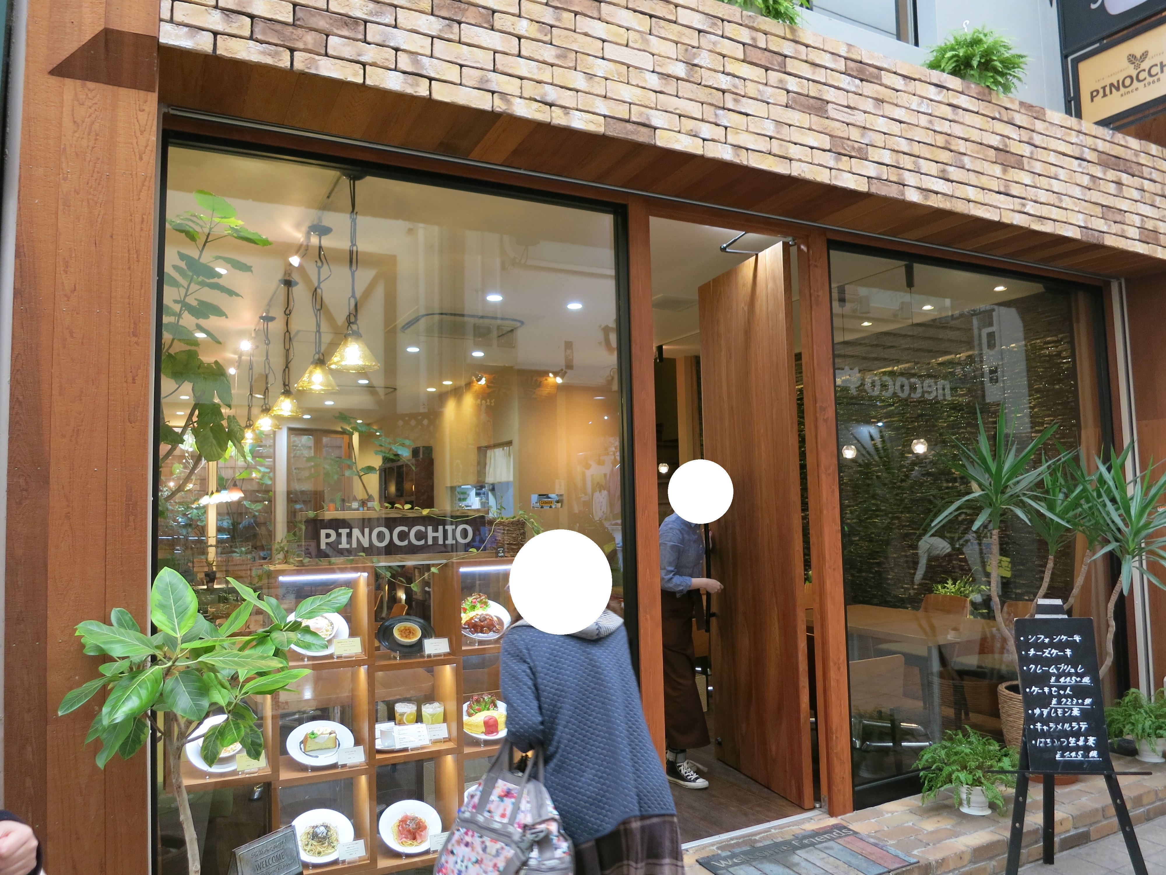 「ピノキオ （PINOCCHIO）」というカフェレストランへ入りました。