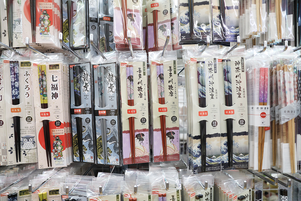 七福神、浮世絵、葛飾北斎の絵柄の入ったお箸も100円で売ってました。