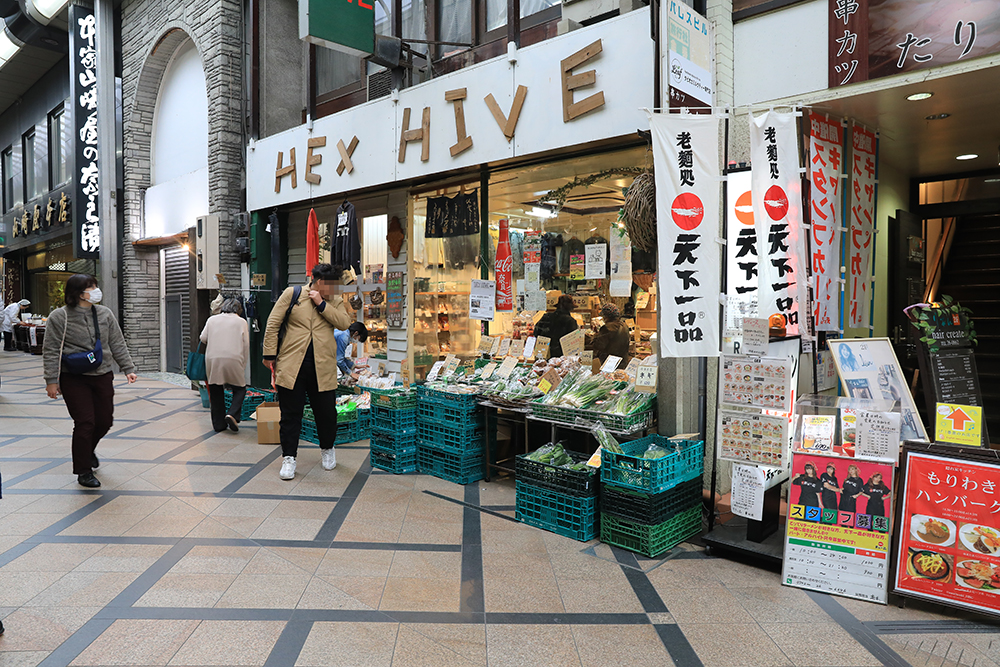 ご当時コカ・コーラを売っている「HEX HIVE」。奈良産の野菜、くだものも人気のお店。