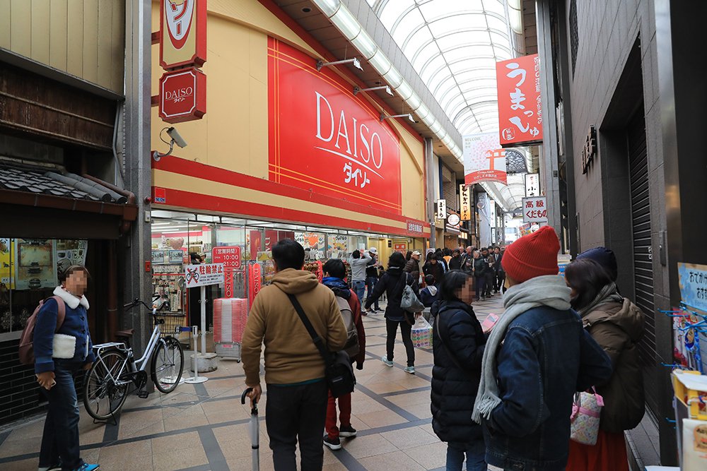 東向商店街の中にあるダイソー。奈良のご当時商品や和小物も充実していて楽しめます。