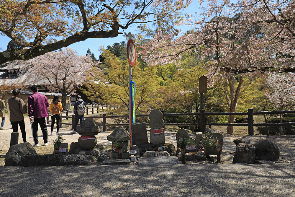 東大寺周辺には石仏が多く残ります。