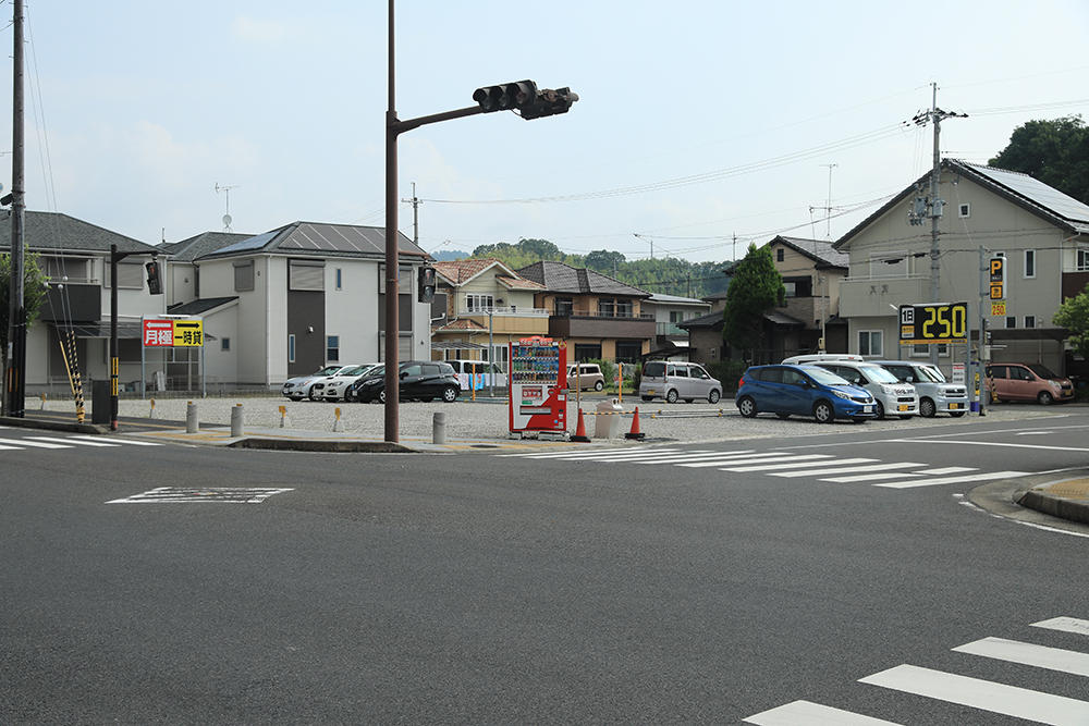 加茂駅東口から3分の駐車場は、なんと250円／日！大仏鉄道巡りをするならココに停めるのがベスト。