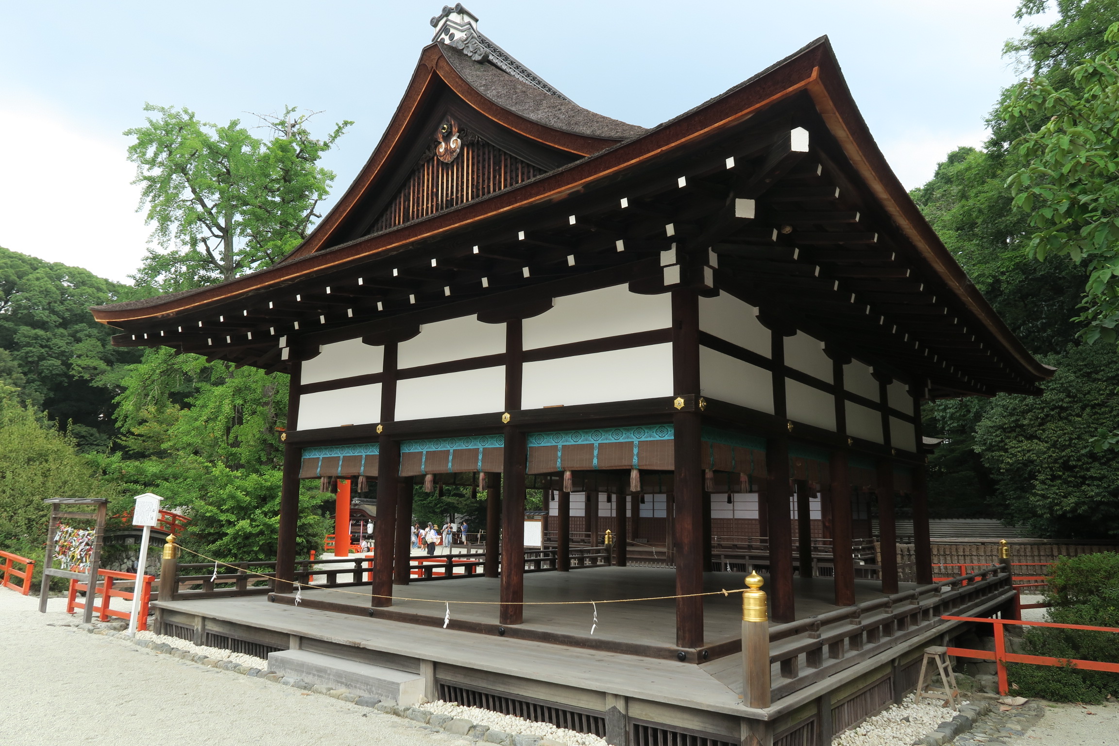橋殿(はしどの)。お月見やお正月の神事に神事芸能が奉納される社殿です。