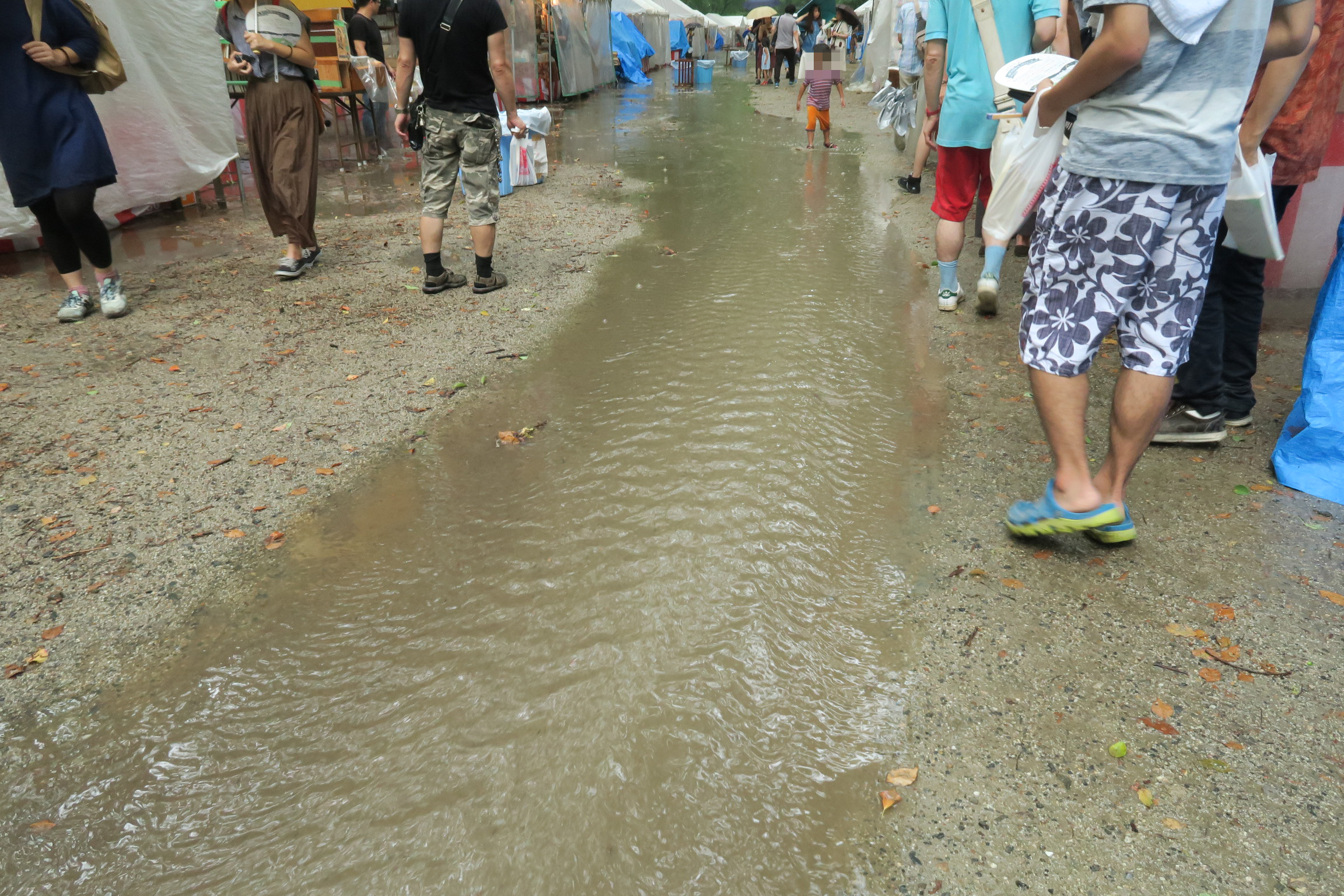 大雨となり、川も発生!?
バシャバシャと走り回る子供も楽しげでした。