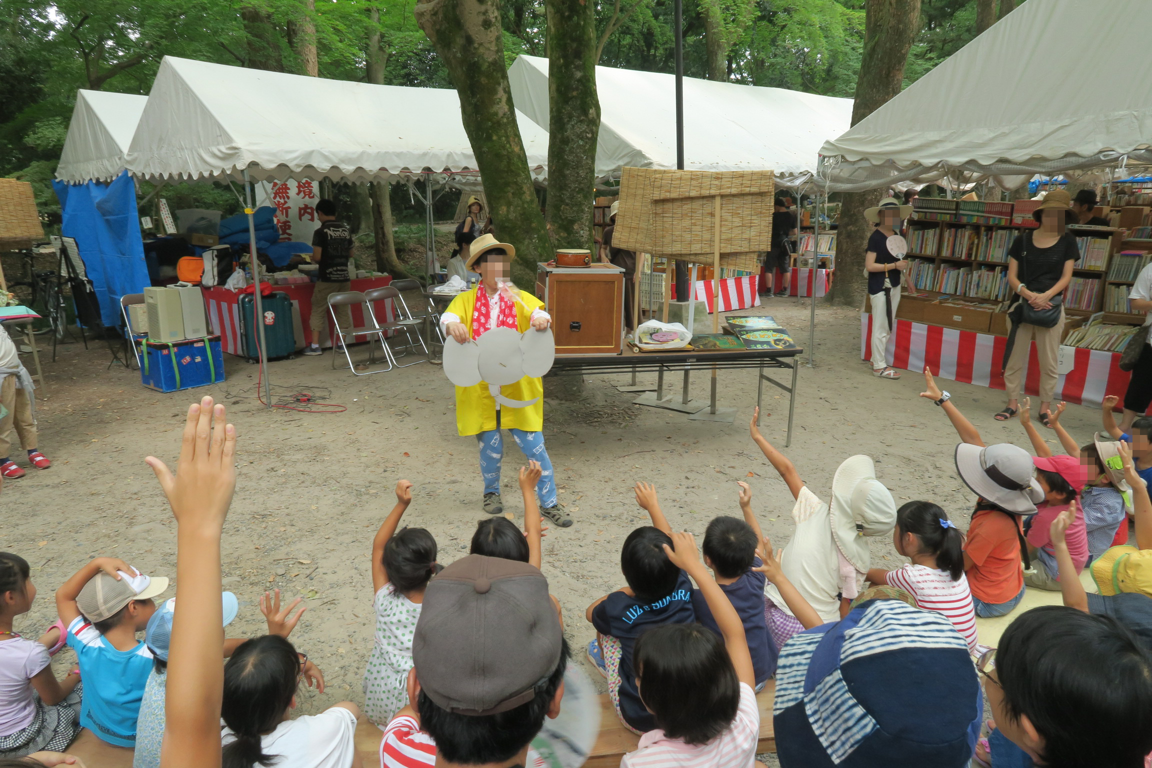 紙芝居。紙芝居を始める前に子供たちにクイズを出して、距離感を縮めていました。さすがっ!